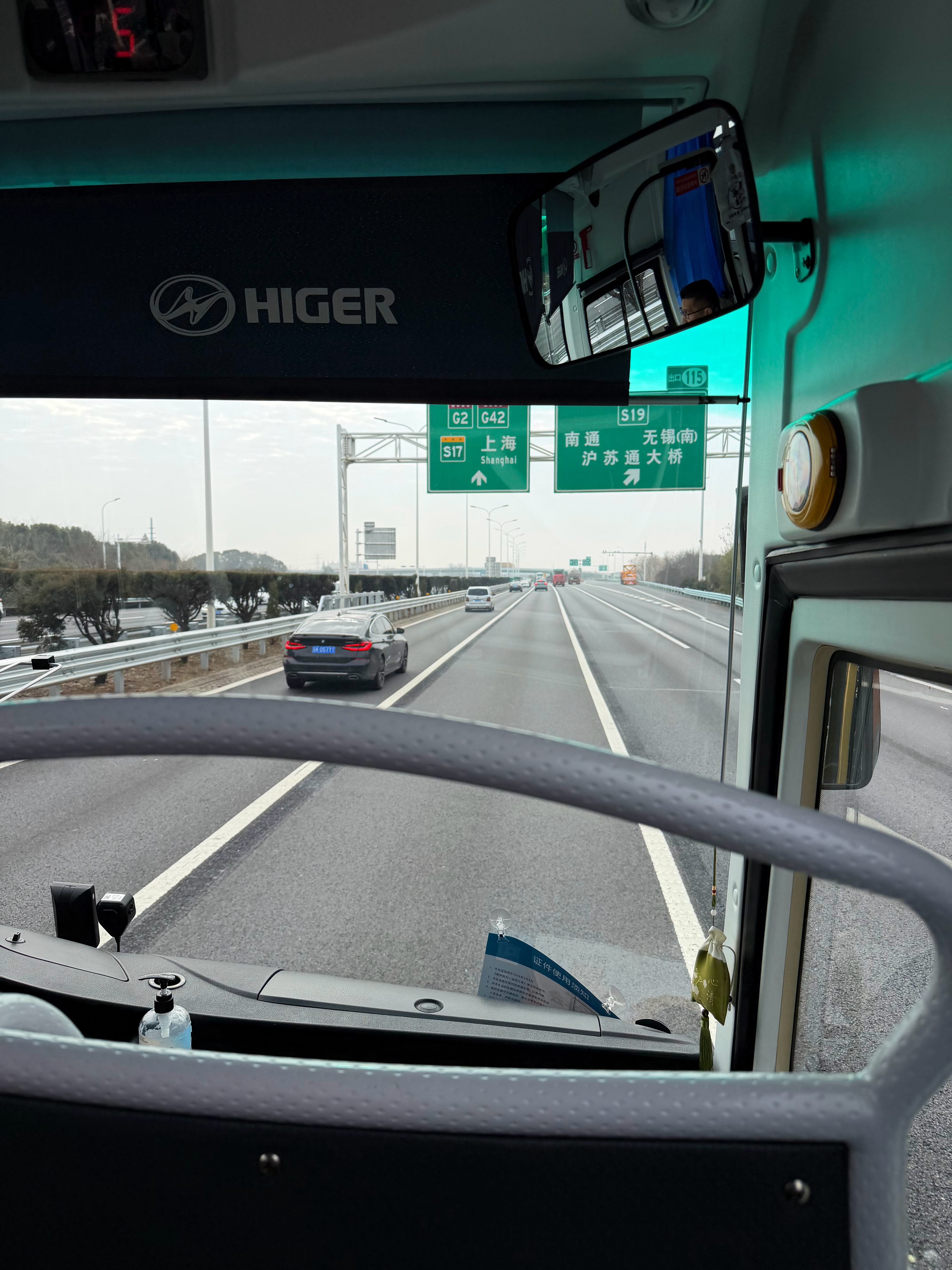 第一次出差赶这么早的航班早上九点多，已经坐下了接机大巴上 无锡·苏南硕放国际机场