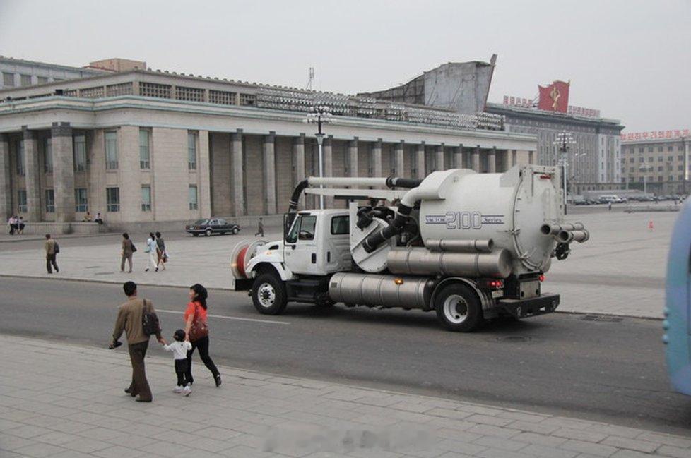 万国7000（看起来像是某种排污管道清洗车？#今日北车# ​​​