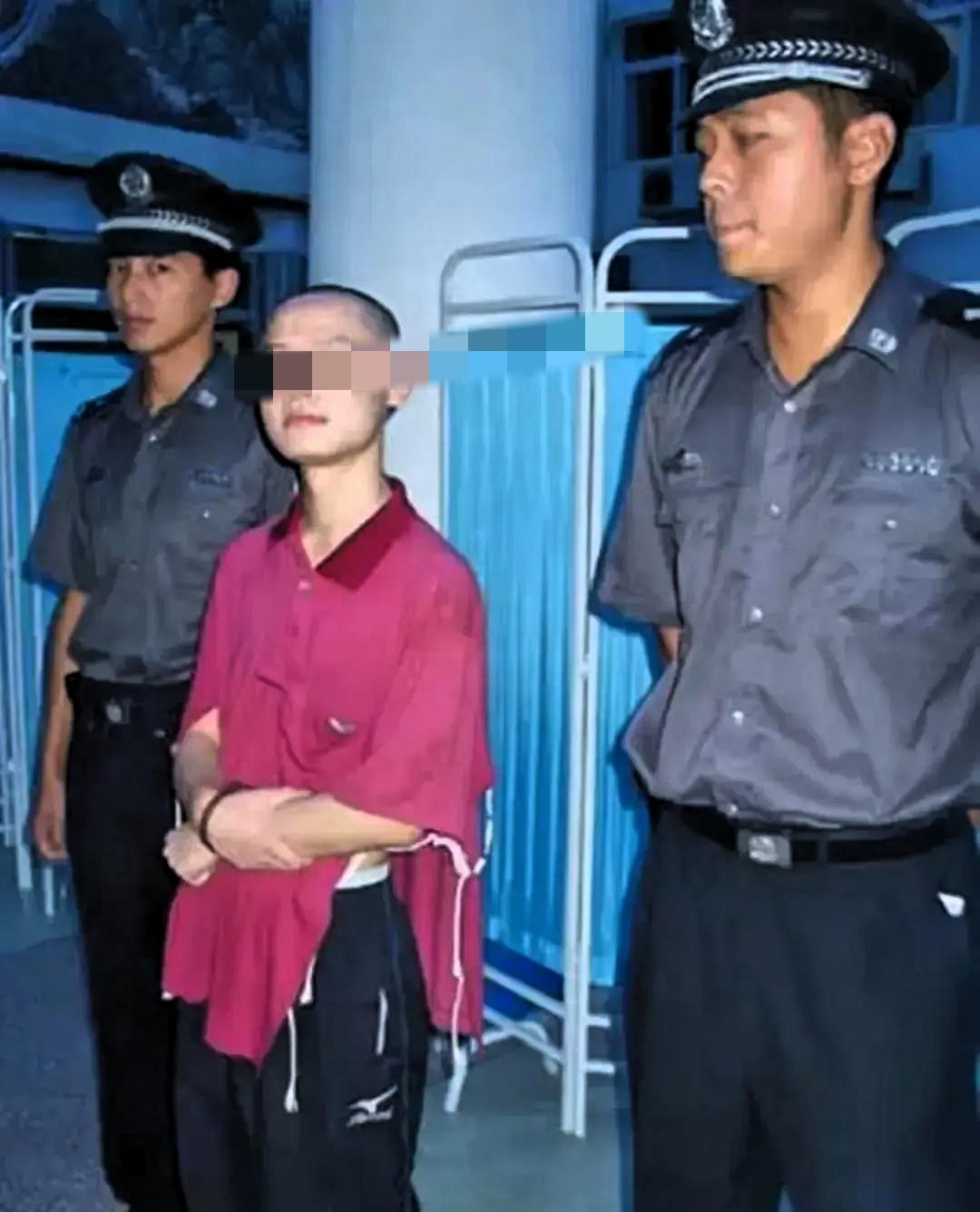 这个“学霸”，强奸并杀害了对自己恩重如山的女老师。
 
2004年湖南涉外经济学