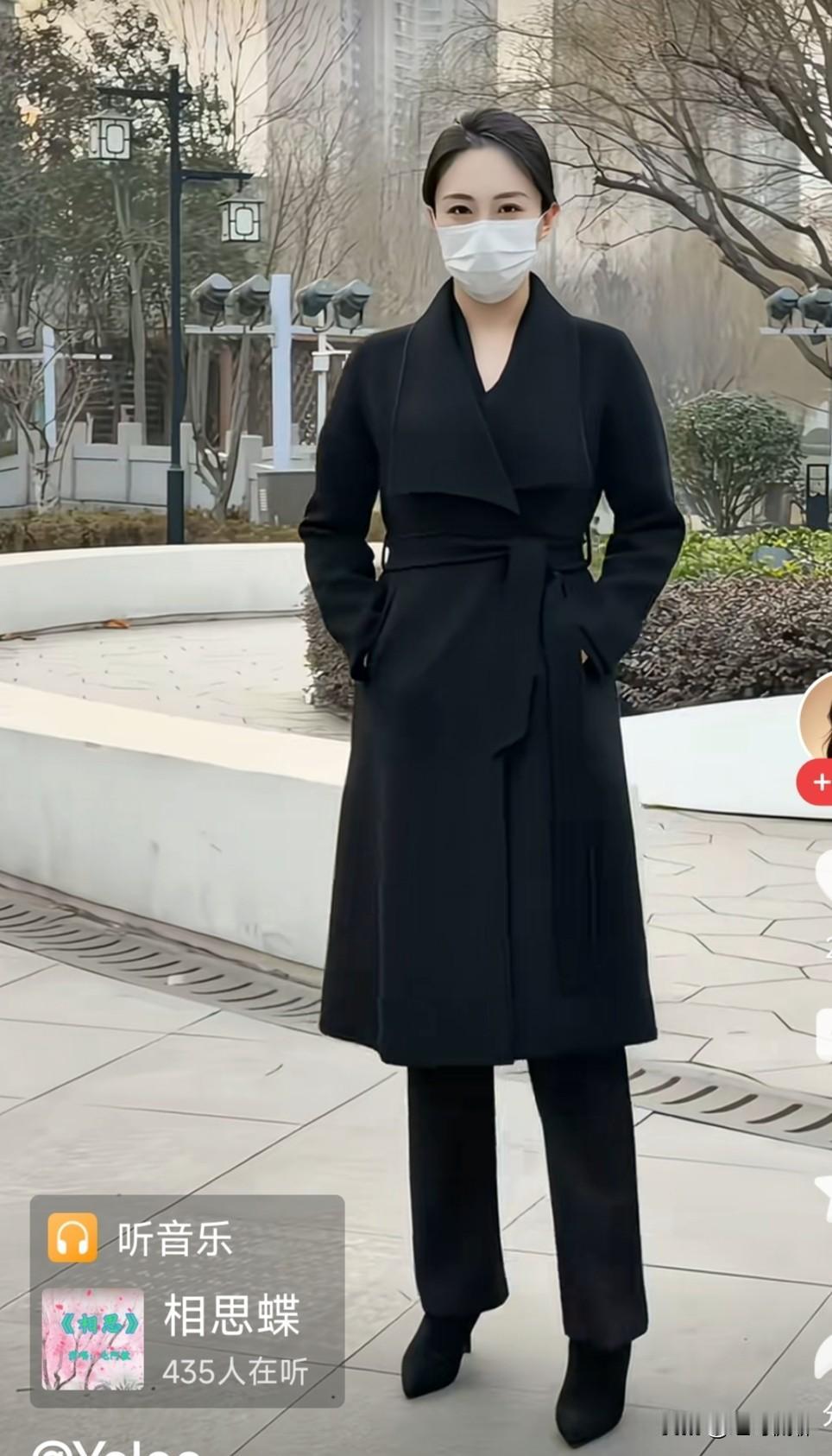 最近网上这个戴口罩的女的话不说每天走走，吸粉还不少，不知是哪路神仙[呲牙]