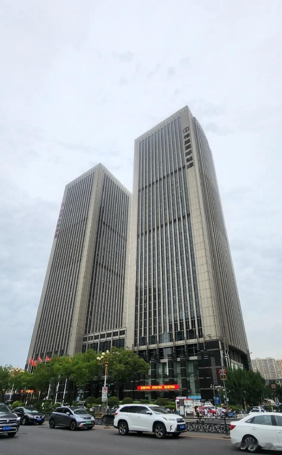 太原不光有双塔寺，也有自己的双塔高层建筑，国贸大酒店地位独一无二，就算中海双塔已