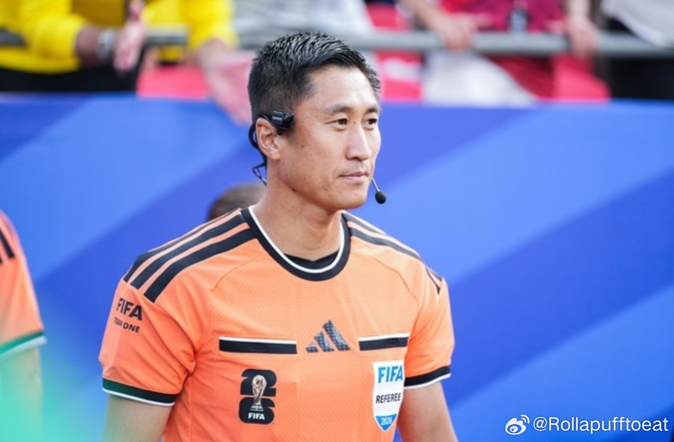 围观世界杯马宁启程回国马宁希望激励更多年轻人当裁判47岁站上世界杯主裁岗位，旁人