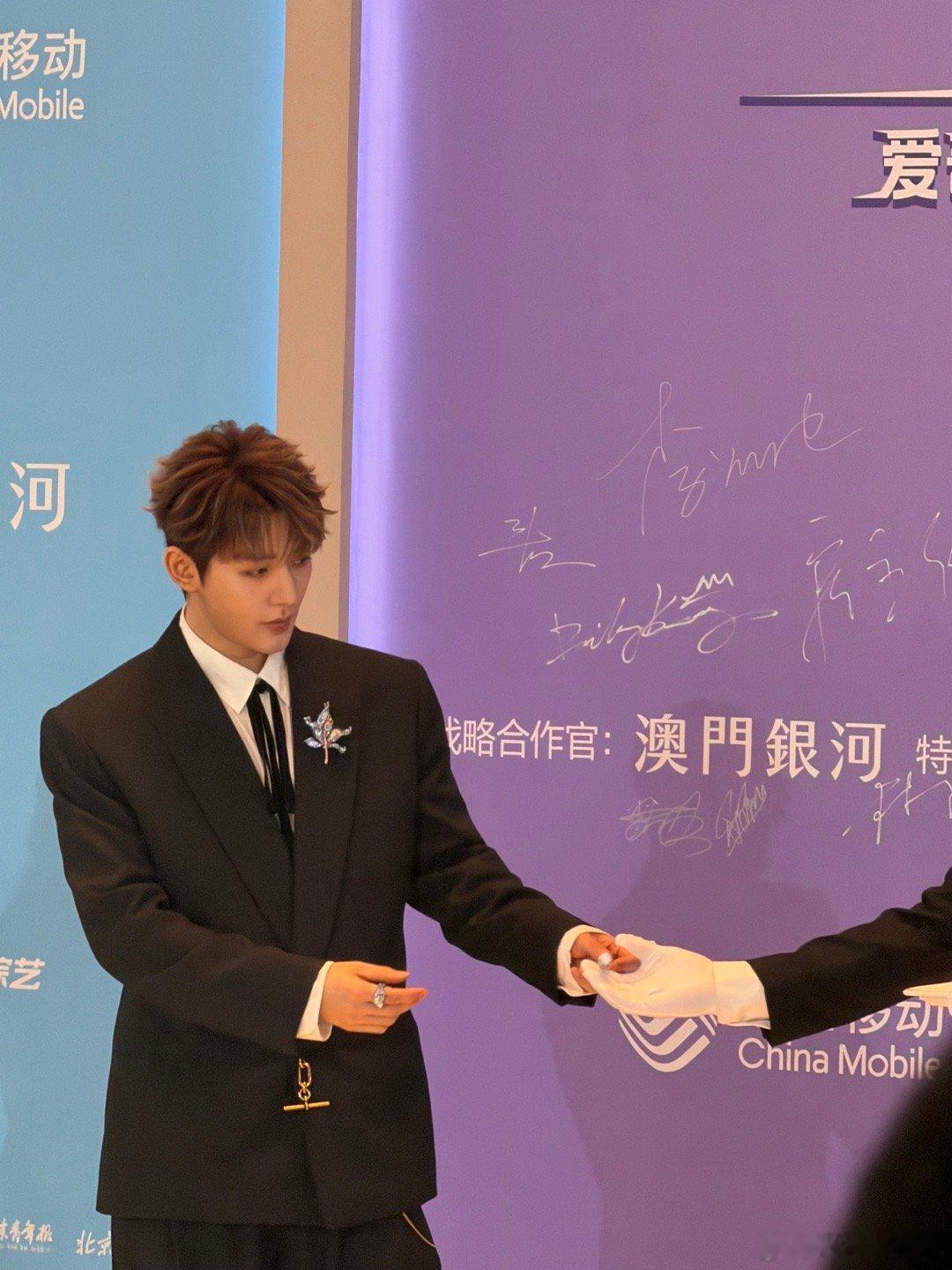 邓为红毯十秒走错两次邓为十秒红毯走错两次 邓为红毯十秒走错两次爱奇艺尖叫之夜红毯