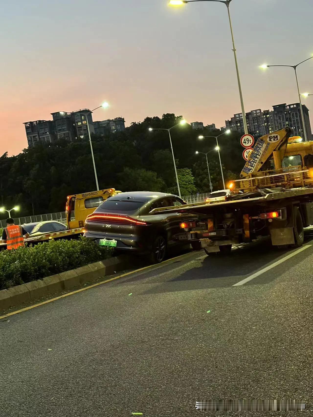 富士康下班路上看见这一幕，一辆车发生交通意外，搞不懂为什么来两辆拖车，难道是抢生