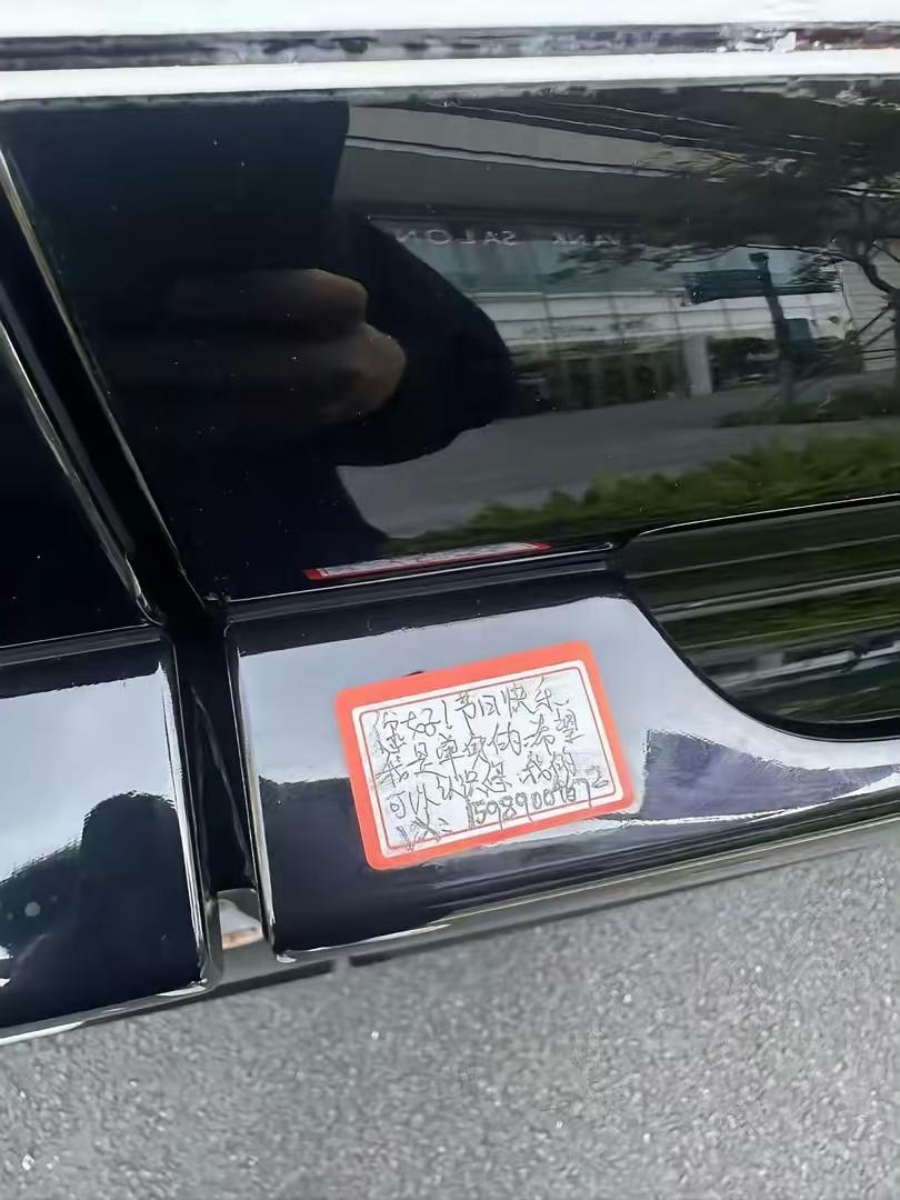 “霸总短剧看出幻觉了？”女子迟迟找不到有钱人结婚，竟四处寻找豪车张贴小广告推销自