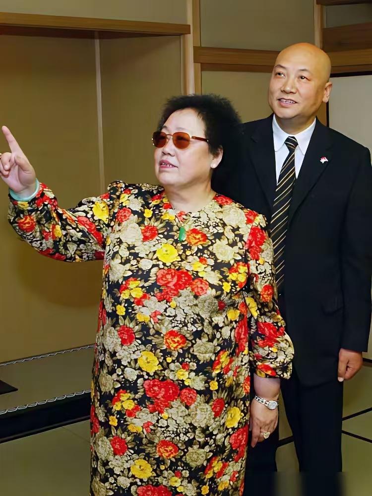 迟重瑞拿到的不是爱情。是豪门，也是精神牢笼，一个大男人没有话语权，钱再多有什么用