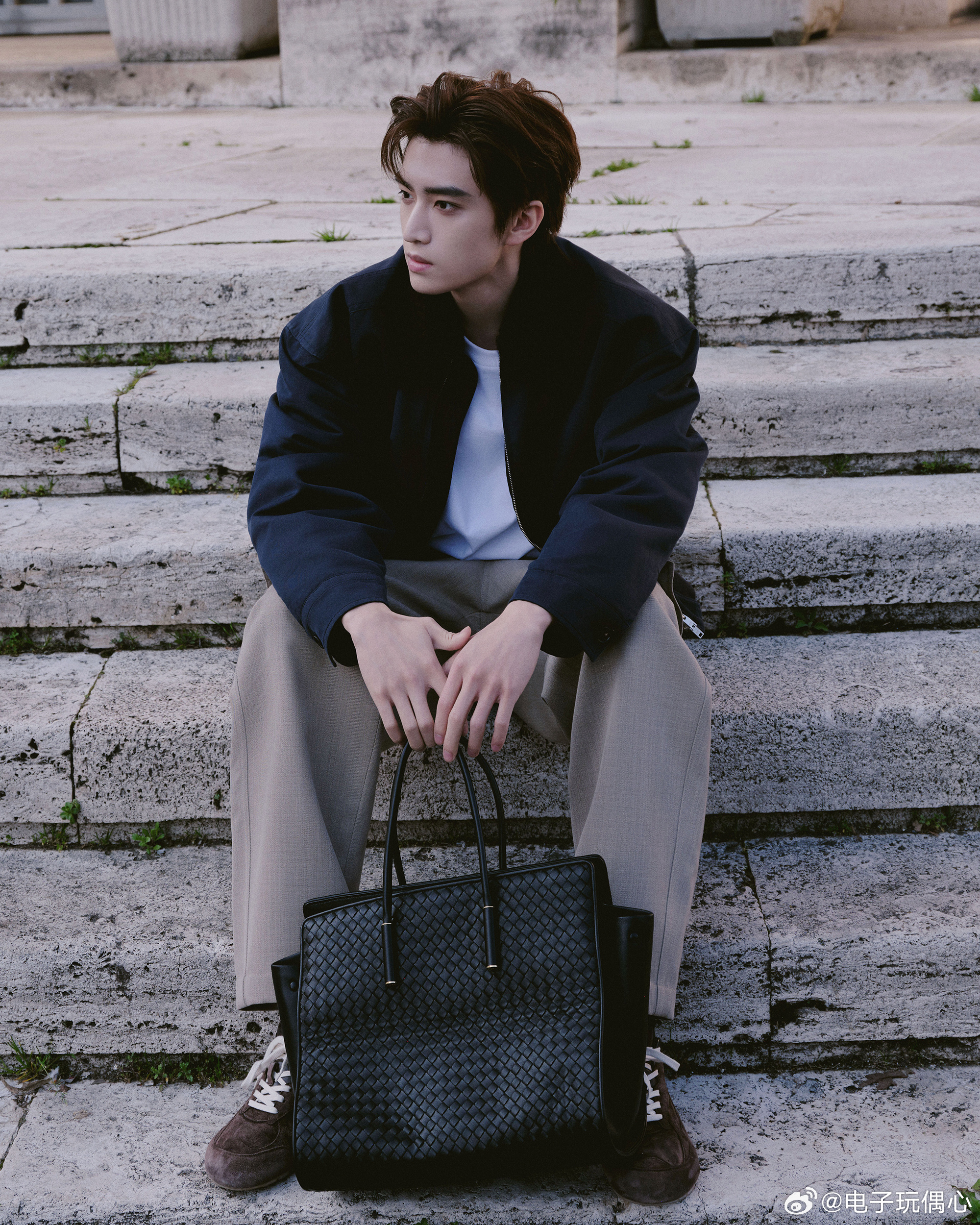 米兰时装周张康乐身材和颜值一样顶青年演员张康乐征战米兰时装周，亮相Bottega