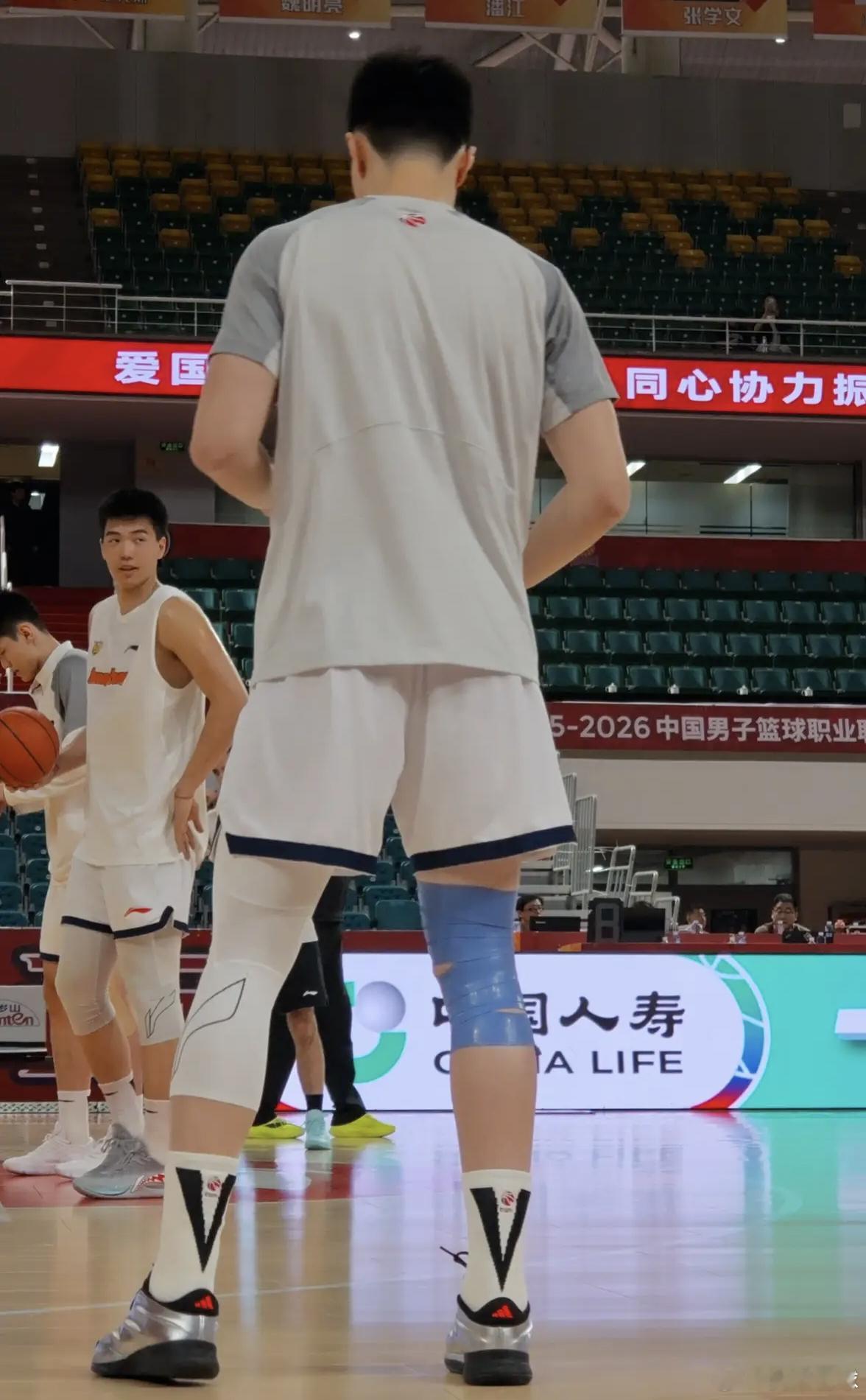 广东队大名单出炉，三外援出战，胡明轩带伤复出，输给福建后，看来是要力拼这两个客场