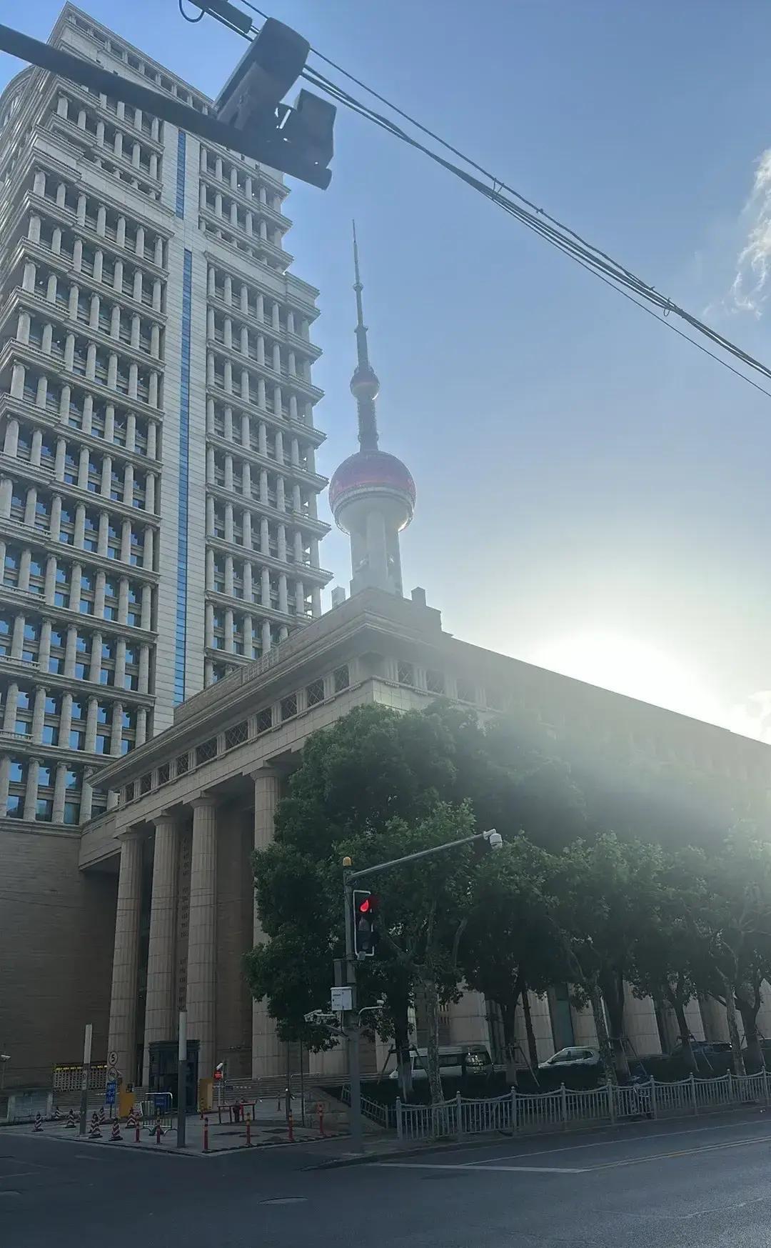 已经赚得盆满钵满了，吃尽了时代红利，却还不满足，还要给子孙铺路，表面上道貌岸然，