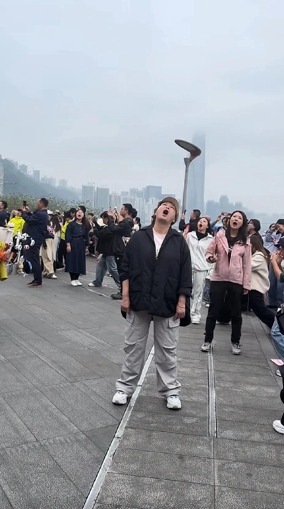 “吓人”，还以为是电影里的什么画面，这是都在“吃轻轨”？