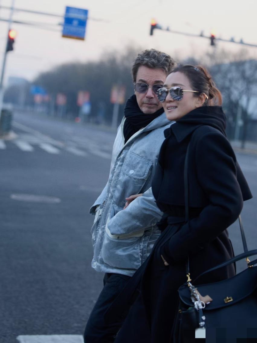 巩俐大概率要孤独终老了，北京街头巩俐和法国丈夫并肩走着
六旬的她穿件驼色大衣，笑