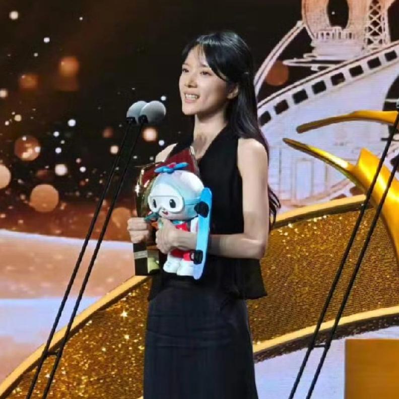 你们发现了吗？
李思潼的长相，
虽然不是那种惊艳绝伦的大美女，但是她的气质，真的