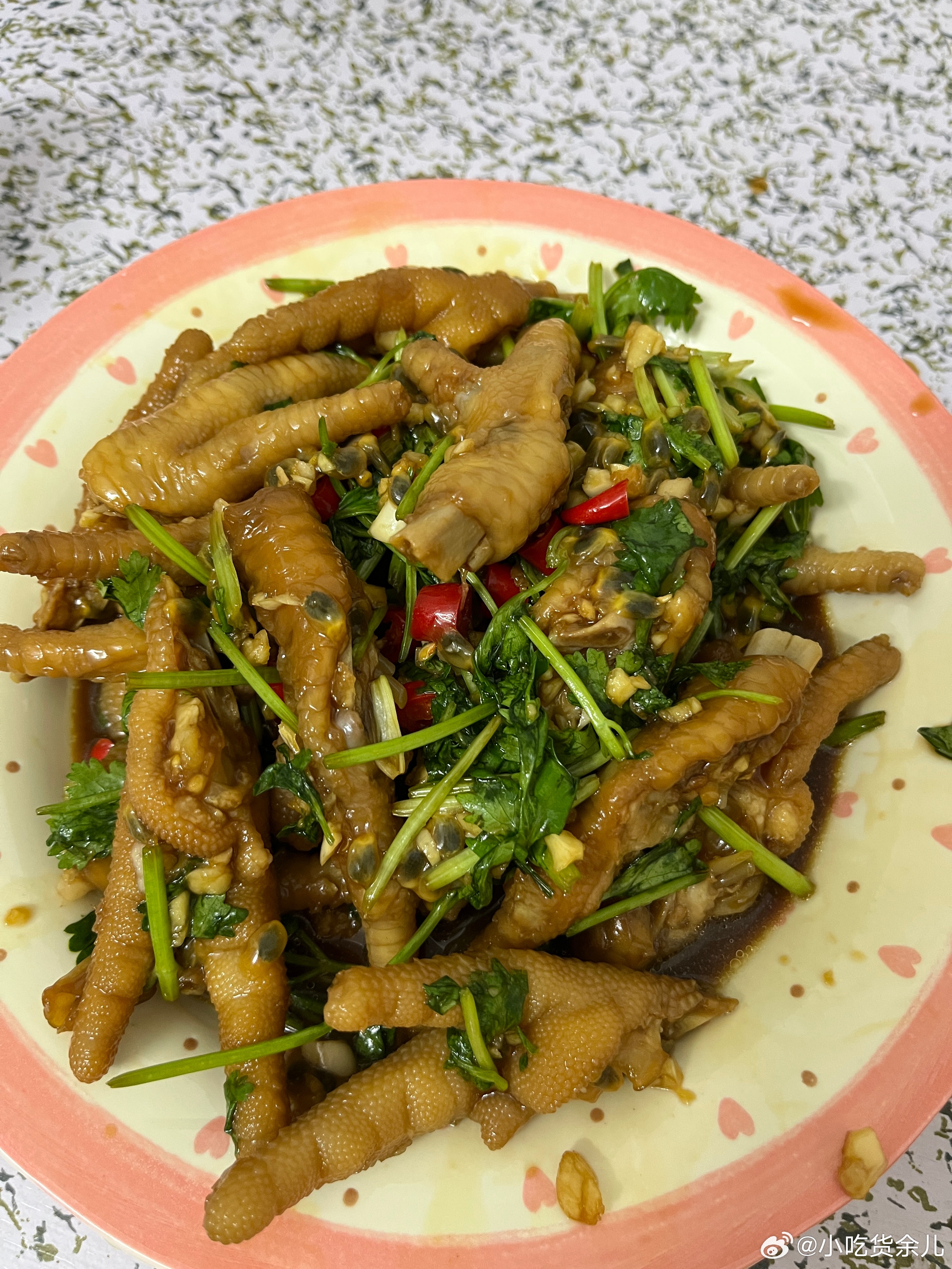 娃睡了，可以看剧啃鸡爪，好好吃，好久没吃过白玉兰最佳女主杨紫