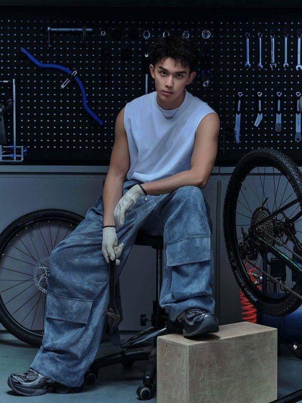 吴磊工作室今日营业大片，修理工上线🔧 ​​​