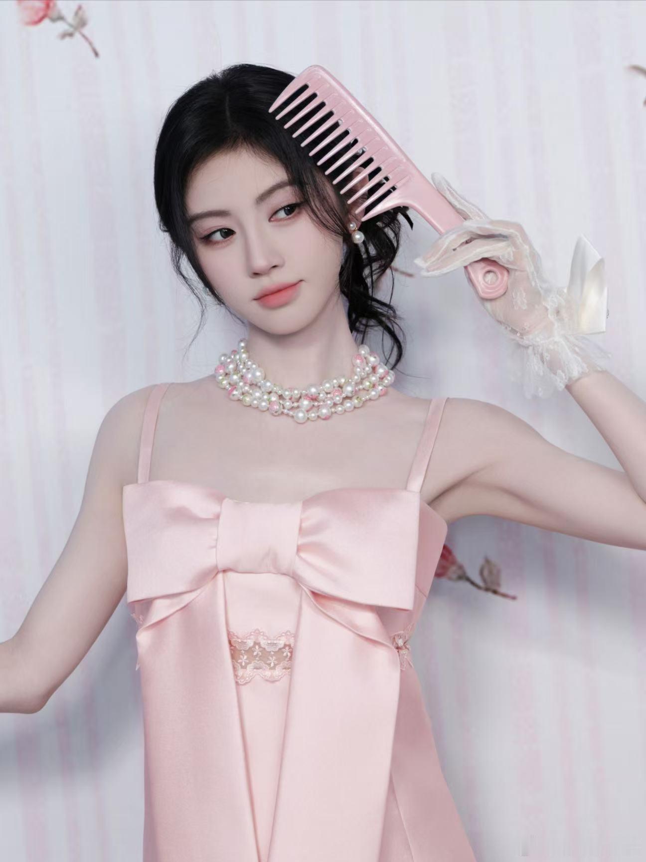 鞠婧祎和哈妮克孜顶峰相见了 兜兜转转迎来同台机会，两位高颜值演员碰撞在一起，相信