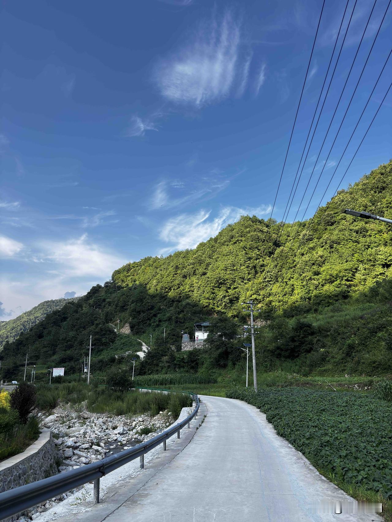 蓝田安基红军寨，就是从旁边这山路上去，这个山路陡弯急谨慎驾驶10分钟的山路就到安