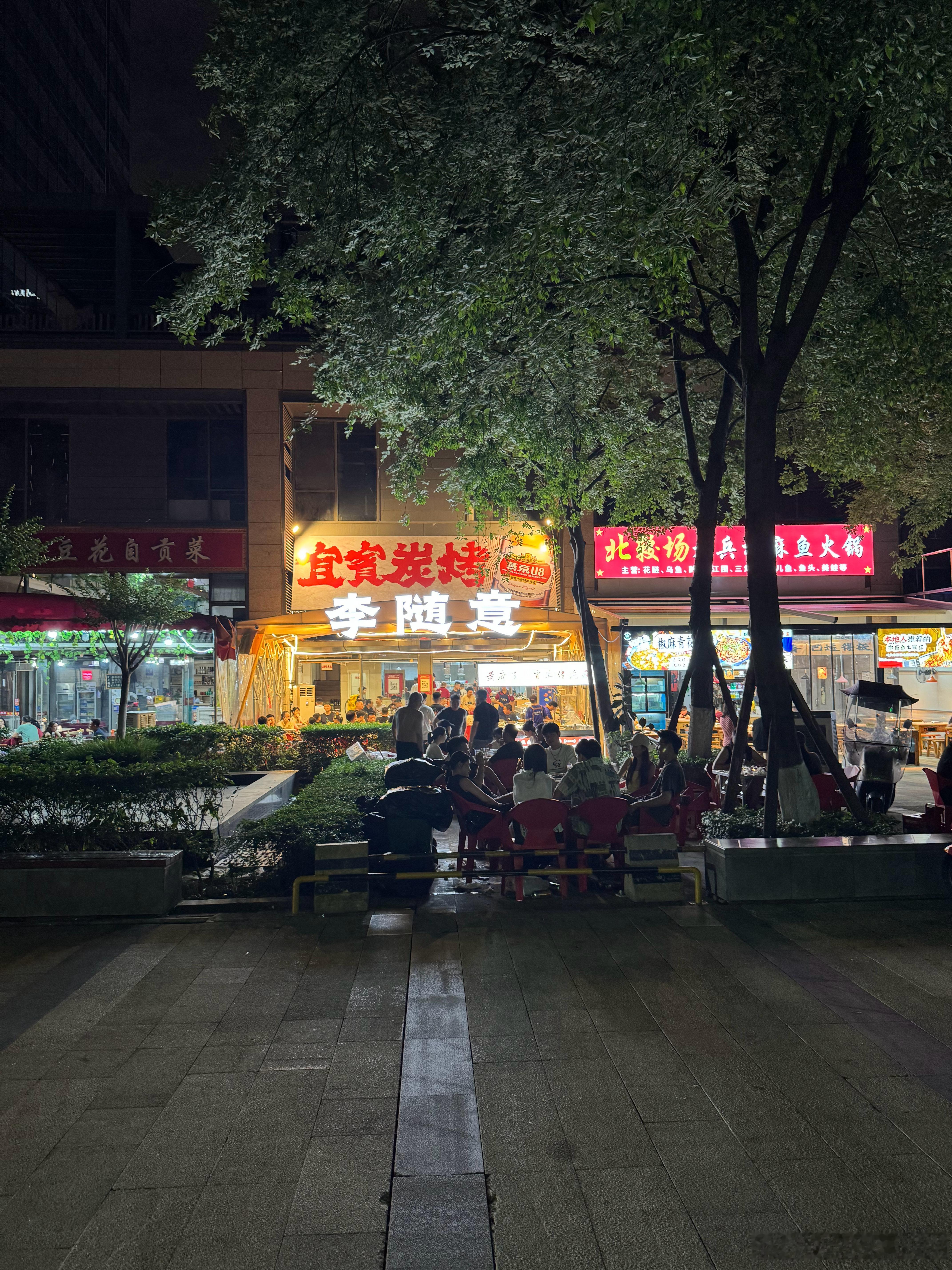 这么火的一家四川宜宾烧烤，居然拿号的老板是个不会说四川话的外省人。 成都·中海・