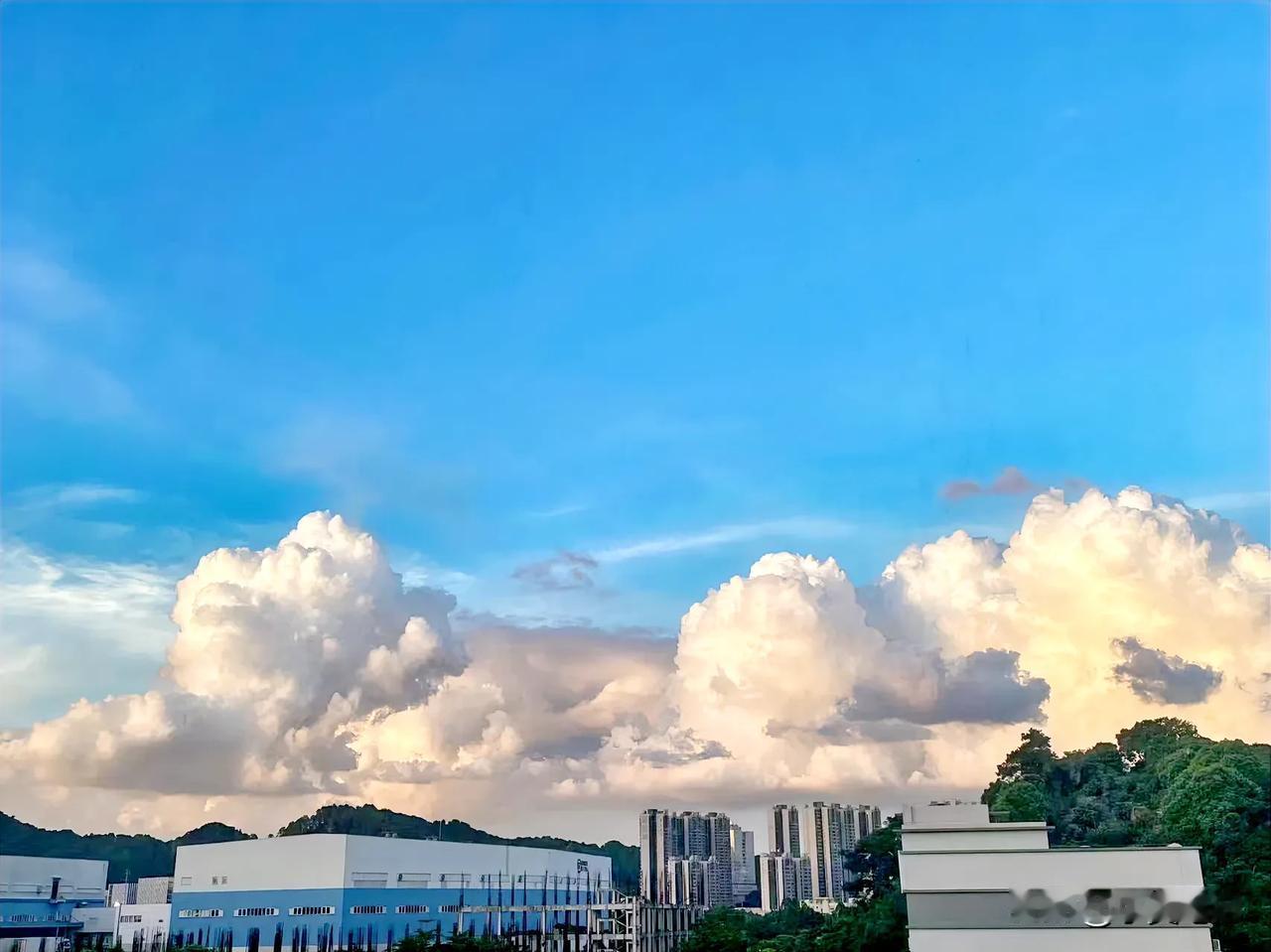 #上联：微风拂绿柳，承蒙对下联#
上联：微风拂绿柳，
下联：云朵点晴天。