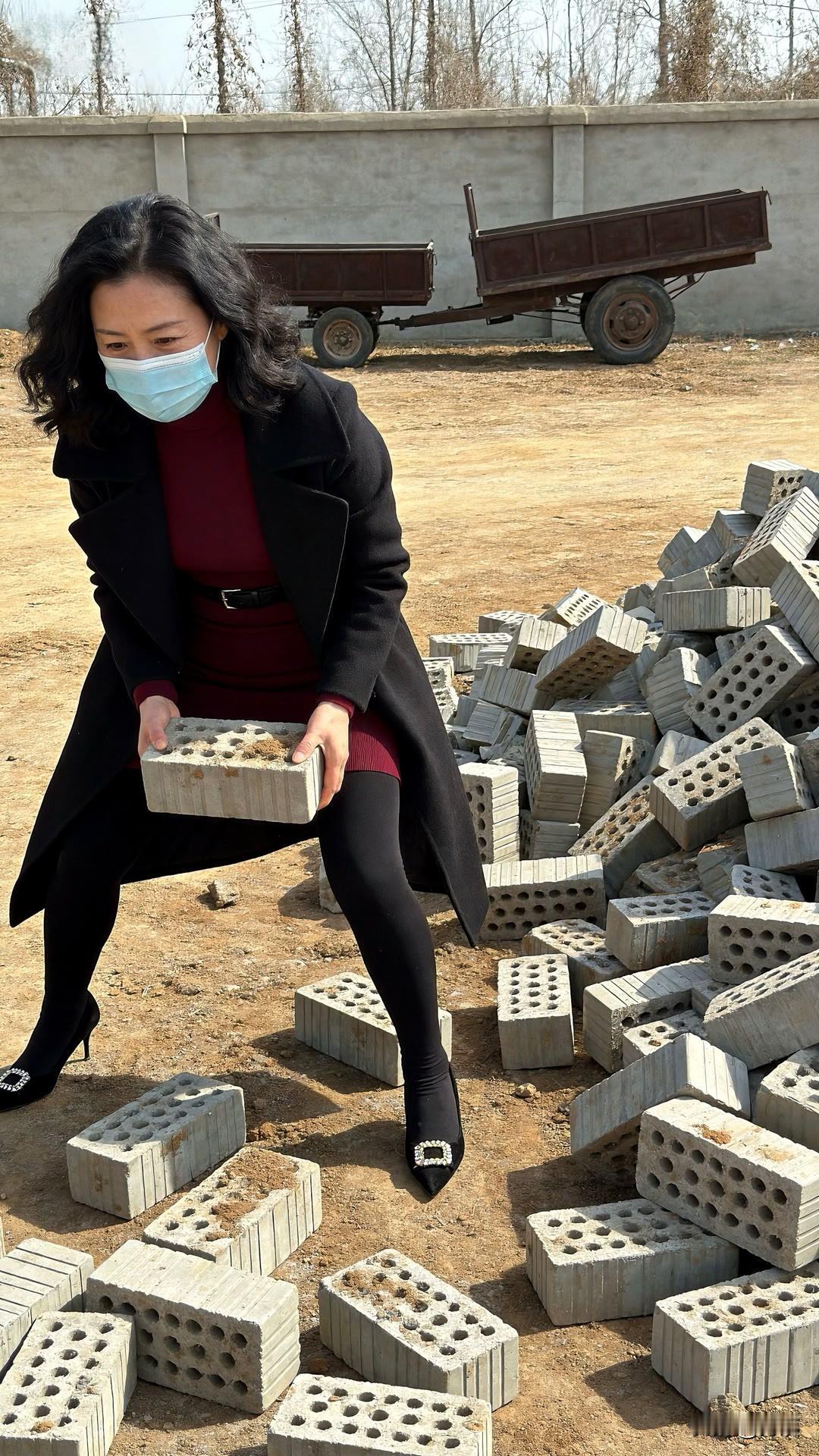 职场女性工地搬砖，巾帼不让须眉！