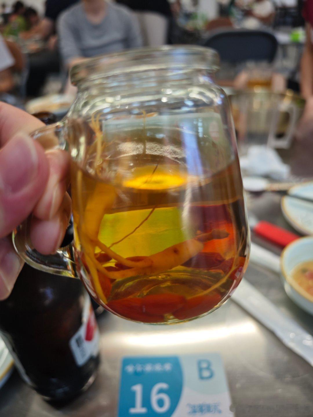 岁数大了，喝酒都得泡药材了 