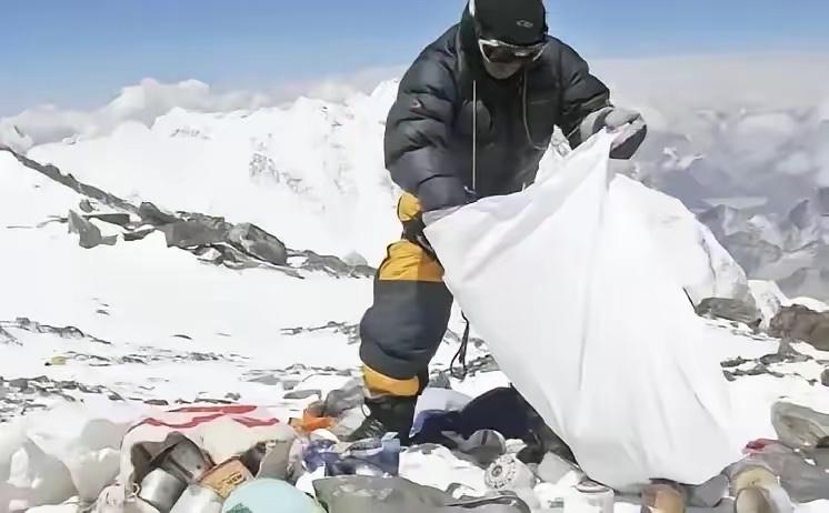 尼泊尔政府突然宣布了。
尼泊尔废除执行11年的珠峰登山垃圾押金制，改征每人400