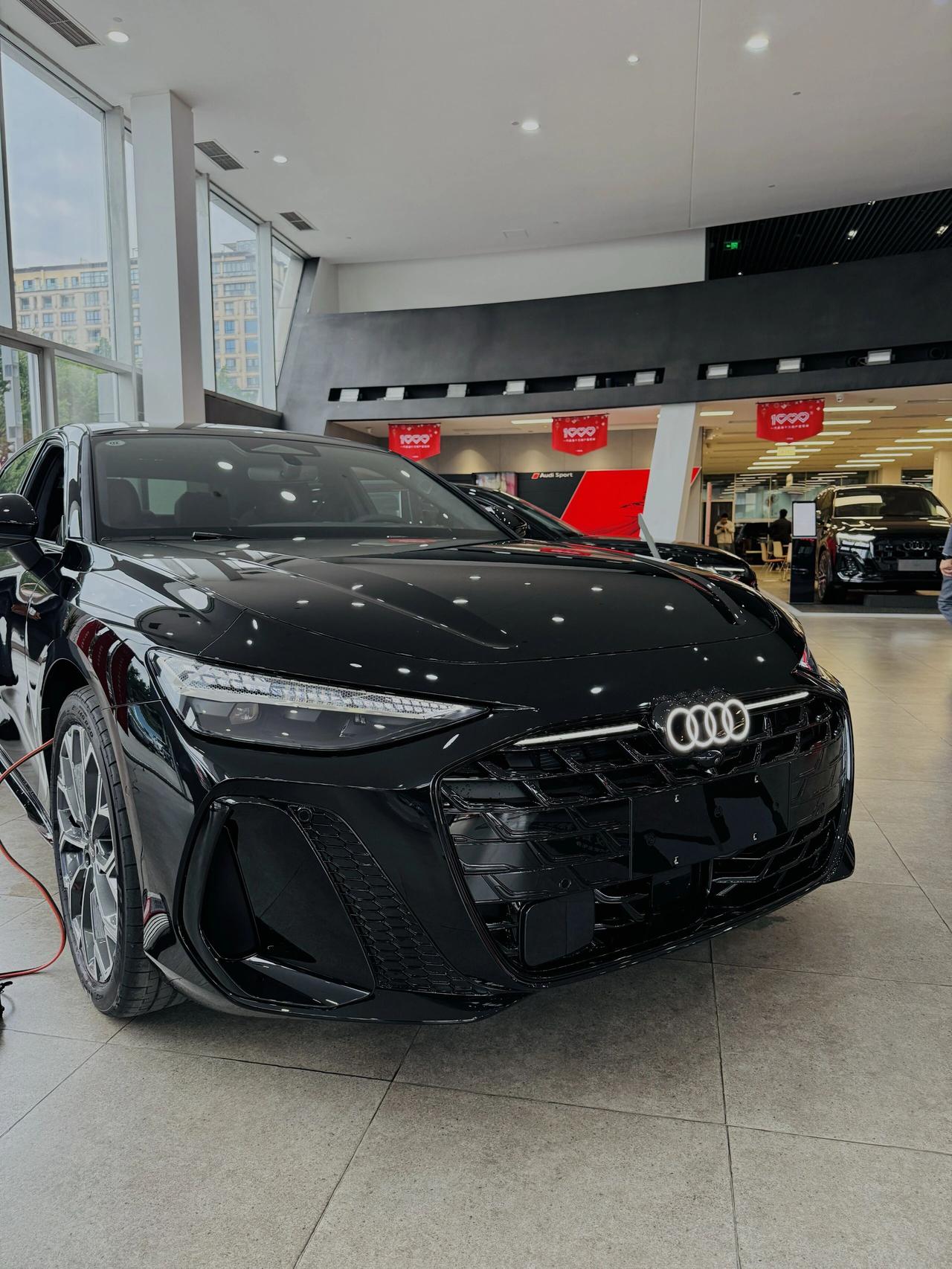 全新换代奥迪A6L正式上市，新车共推出4款车型，售价32.29-43.59万元。