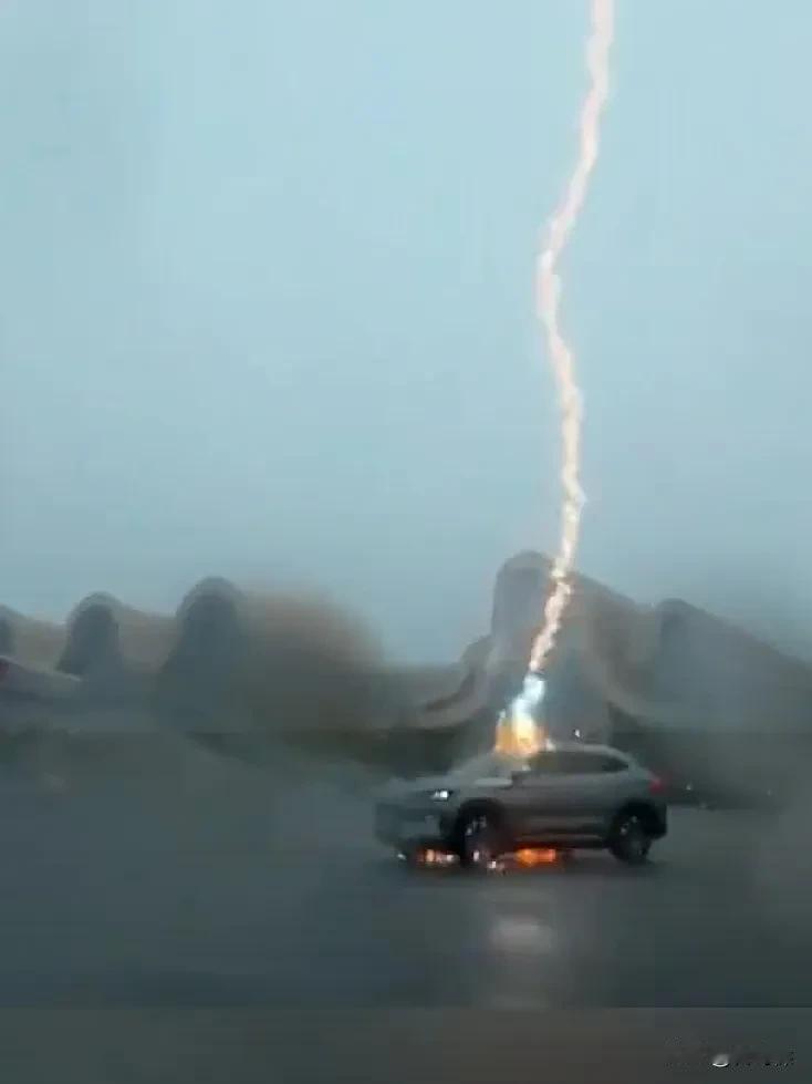 事实证明：新能源汽车也能扛住雷击。

8月6日，广西一辆比亚迪被雷劈中，车主回应