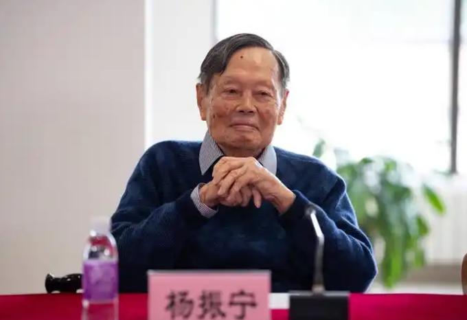 2012年，杨振宁曾顶着骂名阻止建造2000亿的大型粒子对撞机，这也惹怒了中科院
