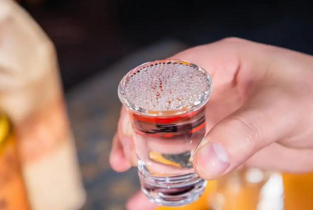 二线白酒为啥越混越惨？说白了就是"夹心饼干"的命

发现一个残酷真相：舍得、水井