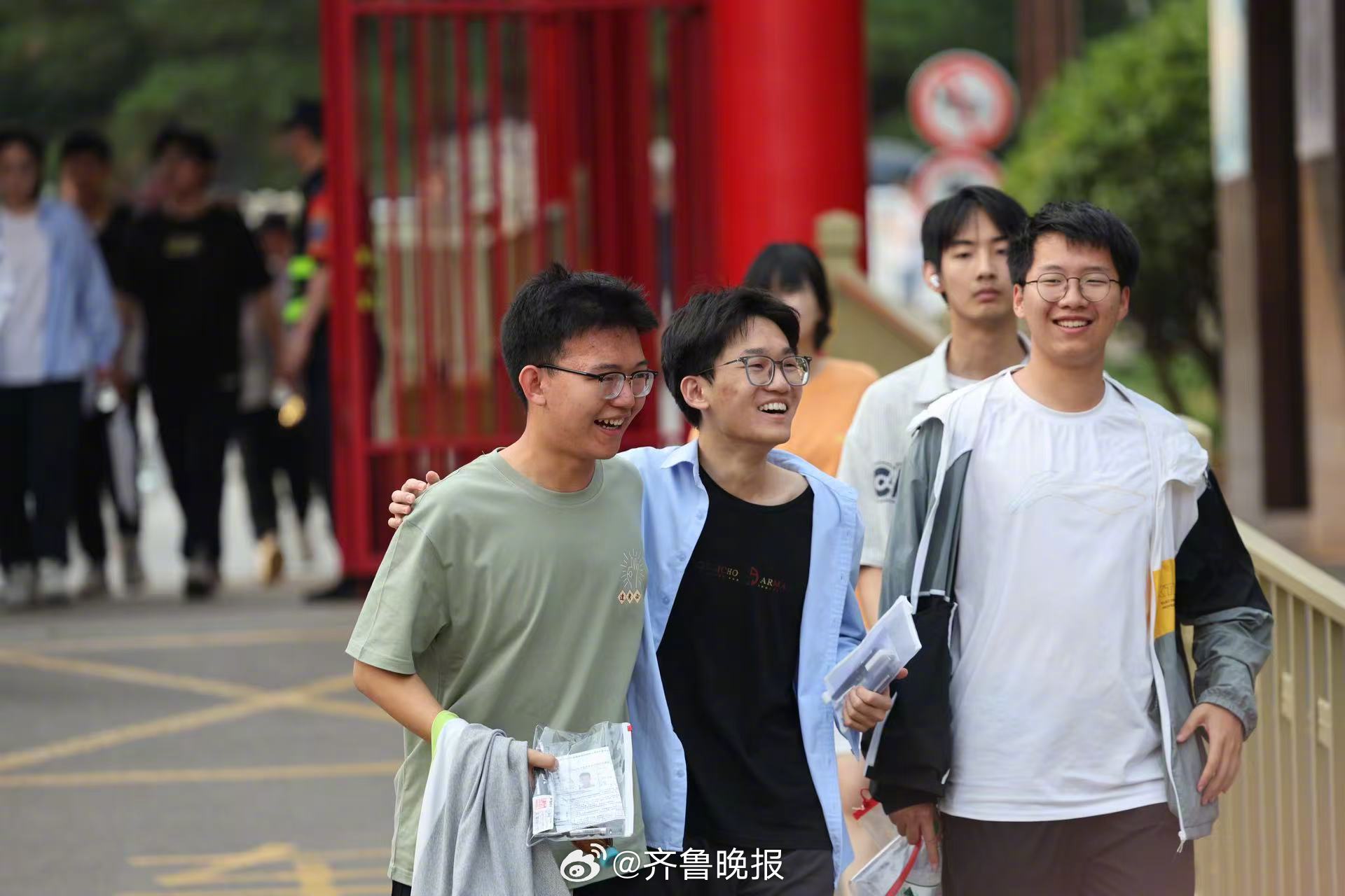 【#山东高考征程过半#，曙光就在眼前】8日下午5点，伴随着外语考试的结束，高考征