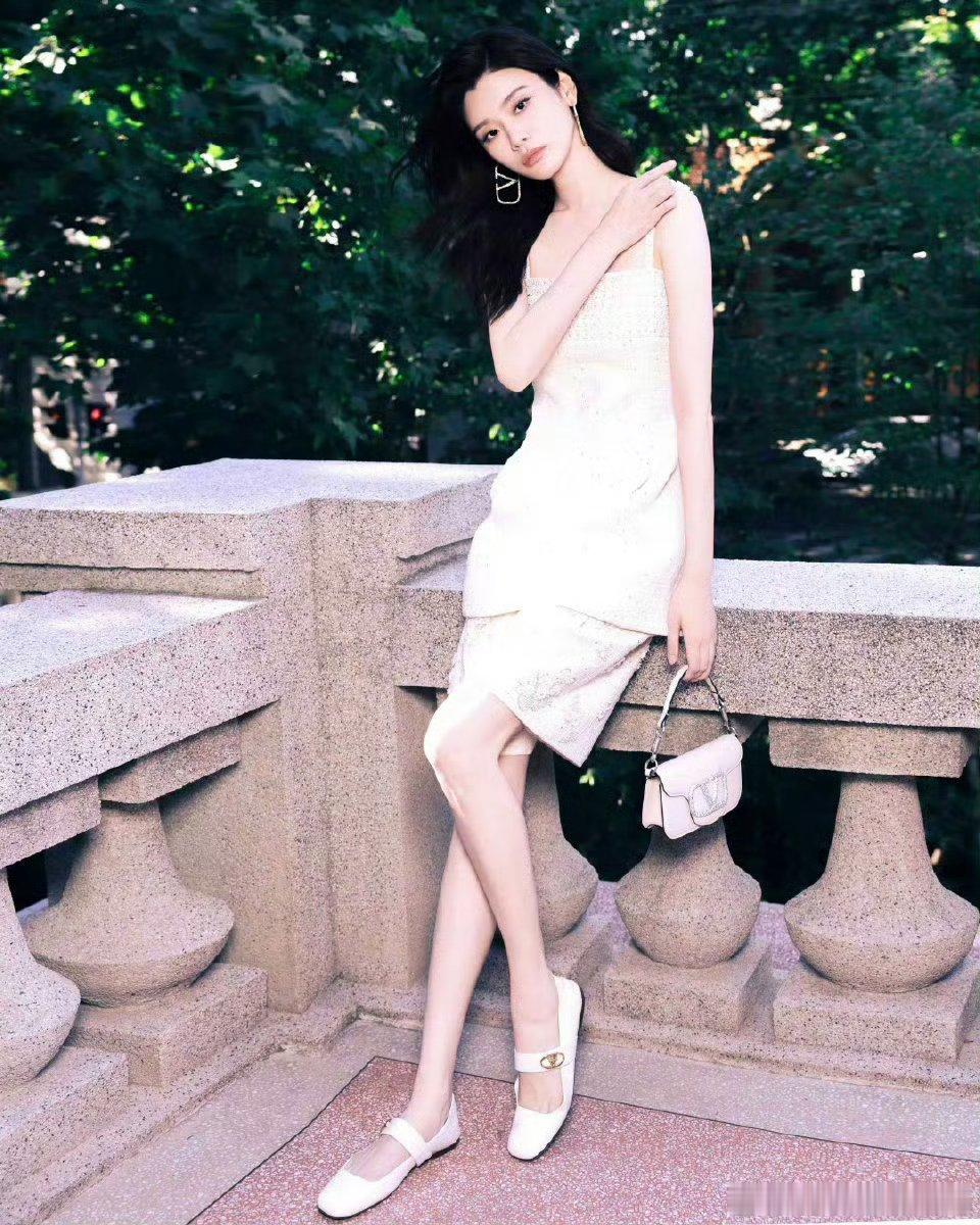 #奚梦瑶3岁女儿腿长##奚梦瑶[超话]#奚梦瑶长的真是肤白貌美大长腿啊！这小闺女