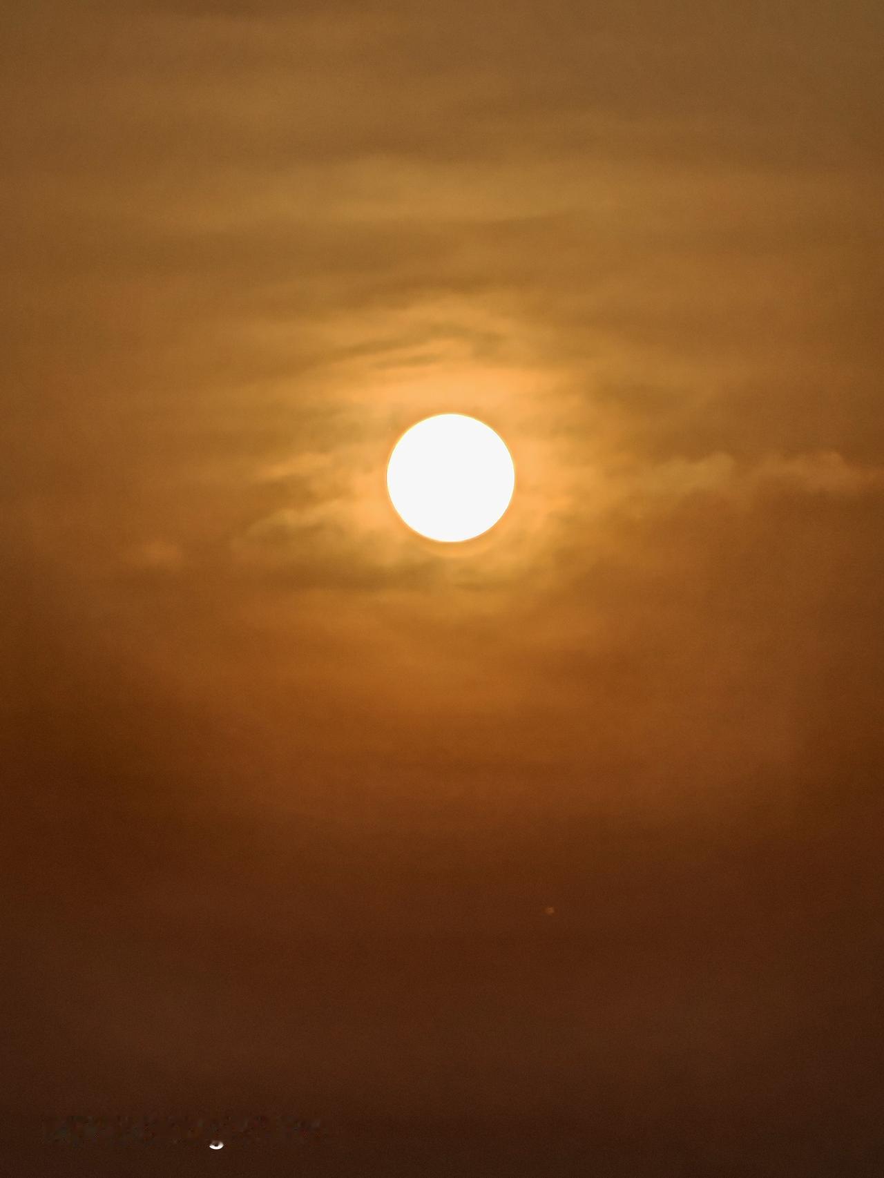 去天空之城打卡，连着几天天气都阴阴晴不定的。第一天去的时候，天空阴沉沉的，像被一