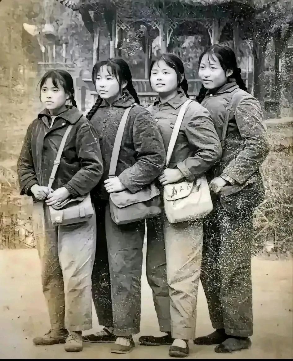 这应该是一张六七十年代的老照片。照片中的四位女主角一样的姿势，一样的发型，一样的