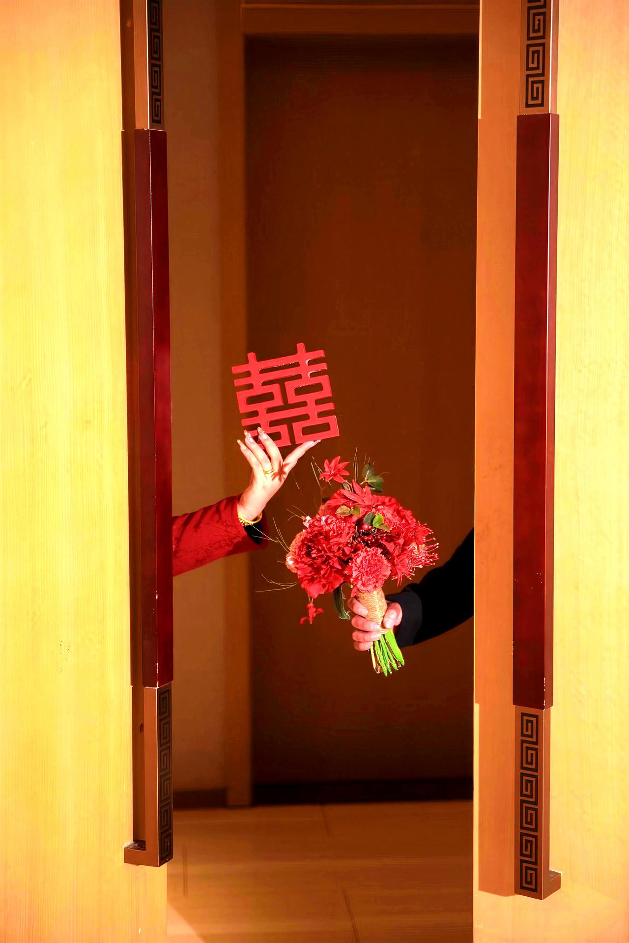 表姐今年37岁，月薪7600元，离婚四年没孩子，前年底在发小的酒局上认识了她现在