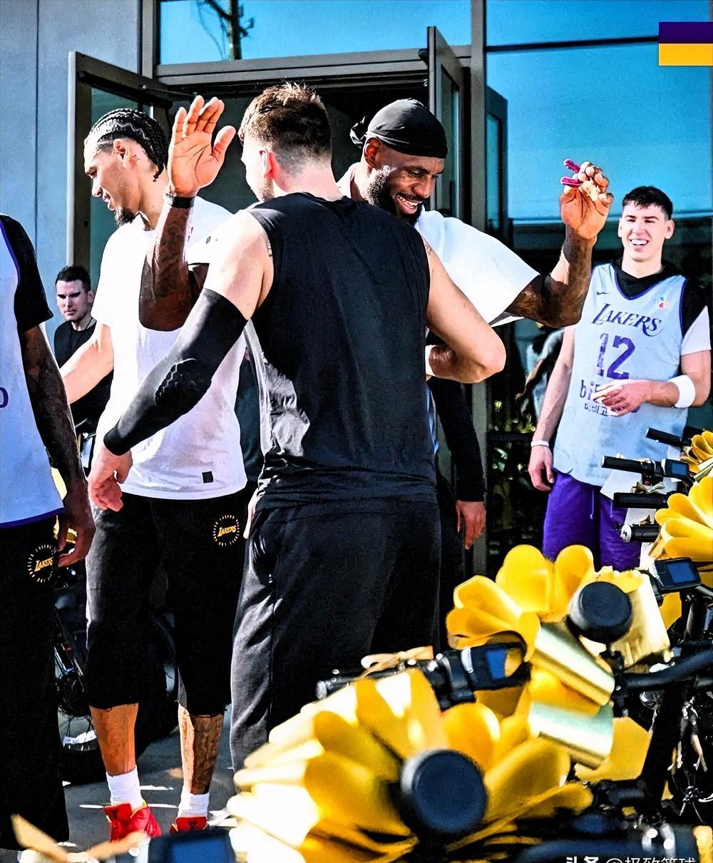 湖人更衣室门口停满103辆紫金涂装电动车，这手笔让全队愣住三秒。
东契奇砸钱定制