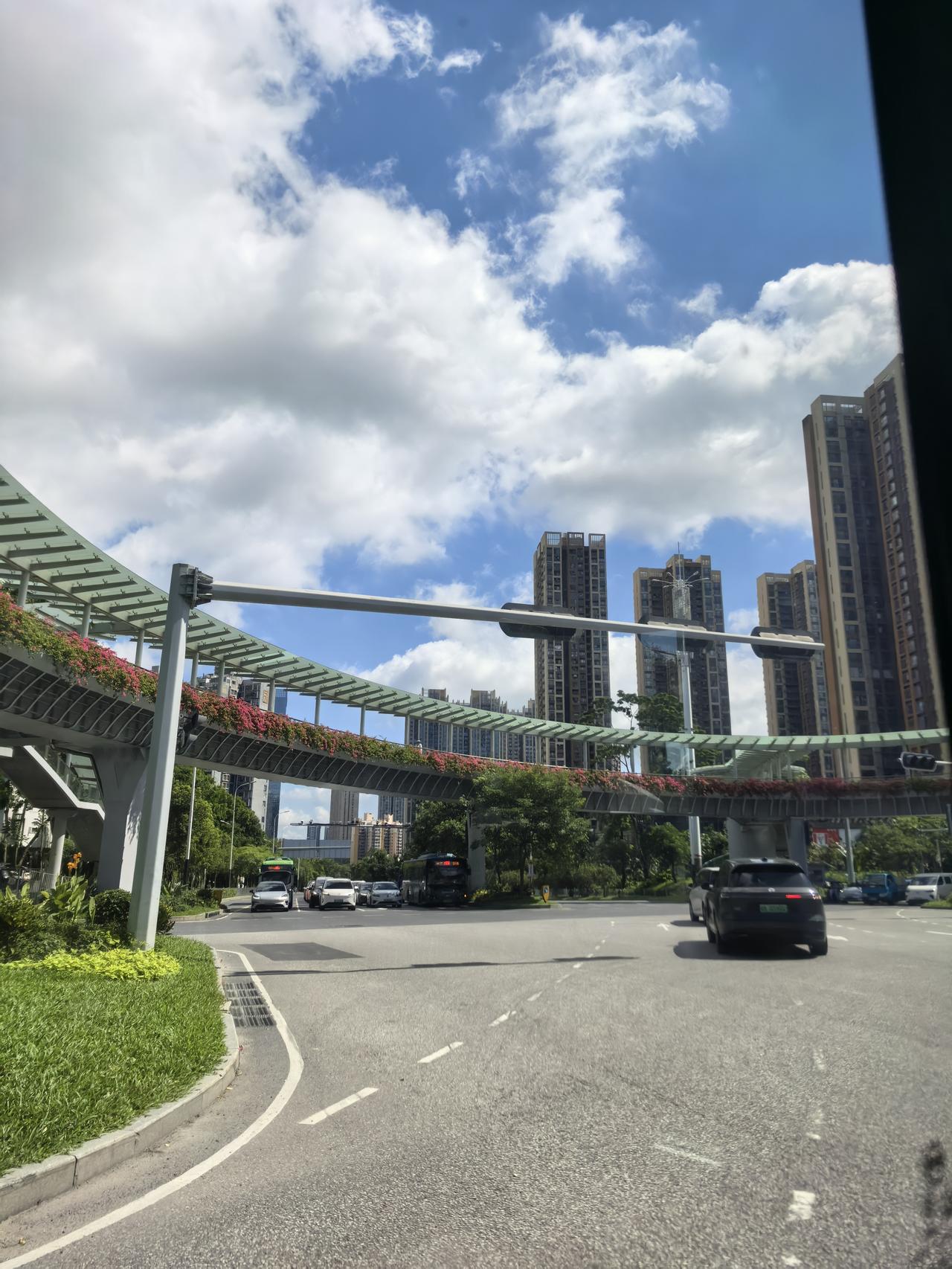 深圳坂田万科五园旁边的圆形天桥很美，从天桥下看到到的蓝天白云，高耸入云的楼房，更
