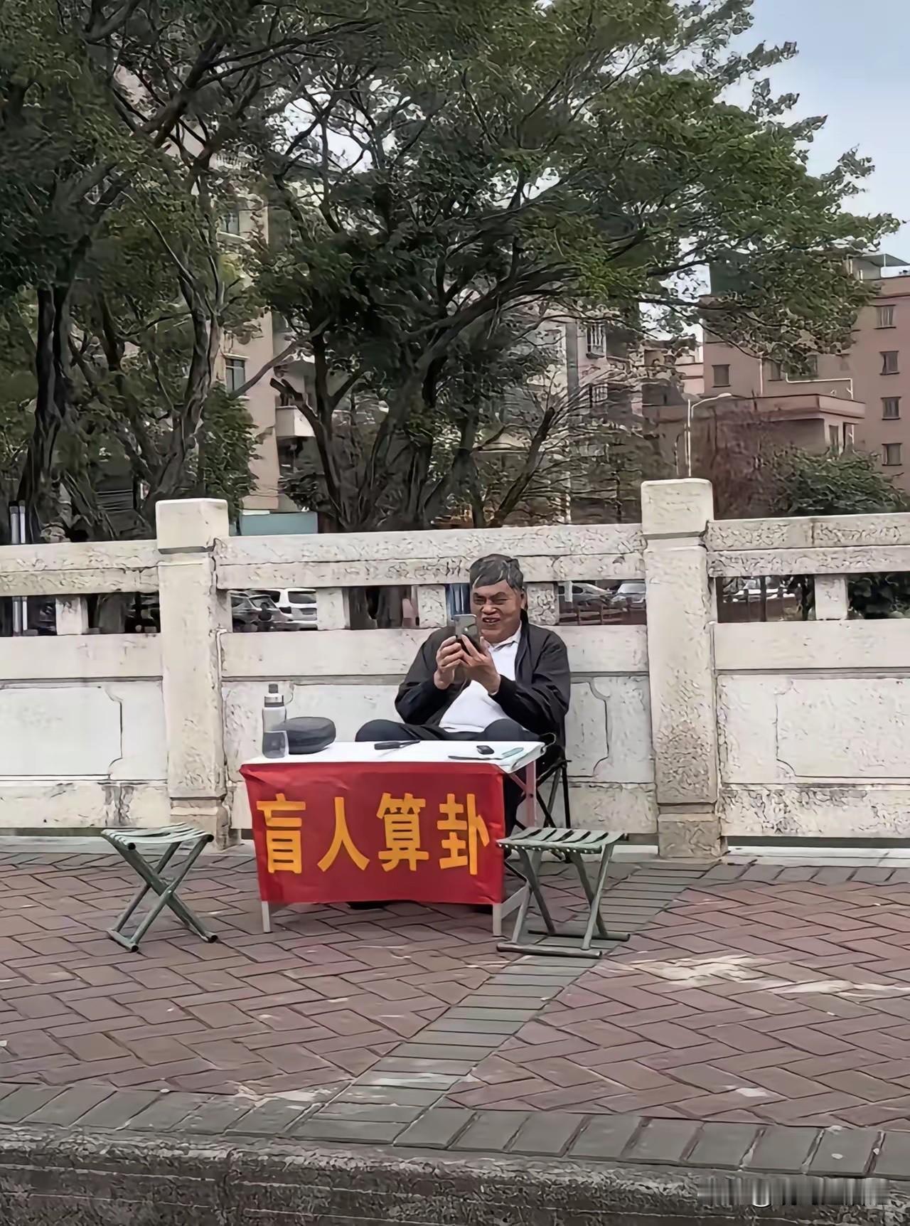 哈哈，大师是在刷视频吗？