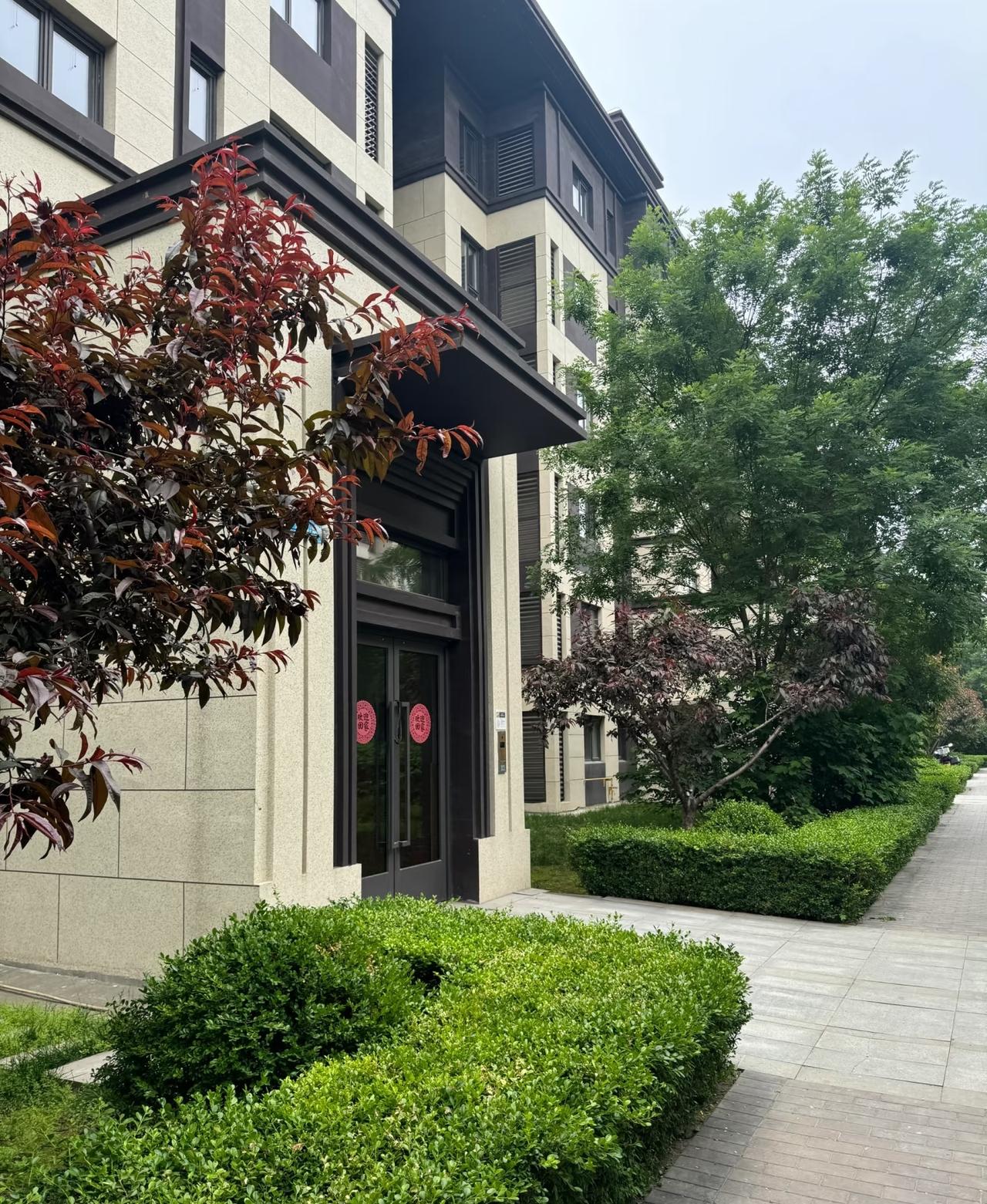 一对北漂夫妻最初权衡房价与通勤，
落脚燕郊开启双城生活。
一晃八年，孩子降生，