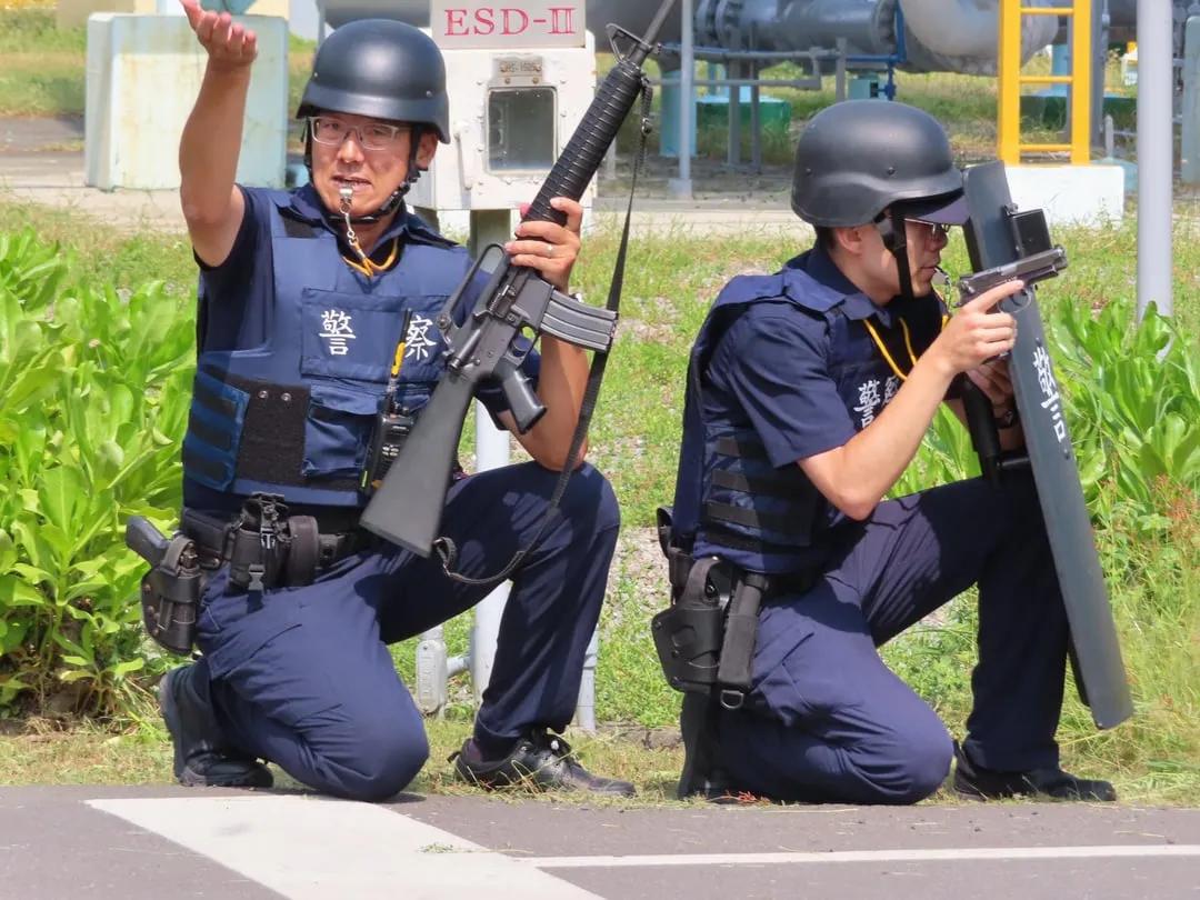 近视率真高，两个都是带眼镜的
台湾警察在2023年的军事演习中练习保护天然气设施