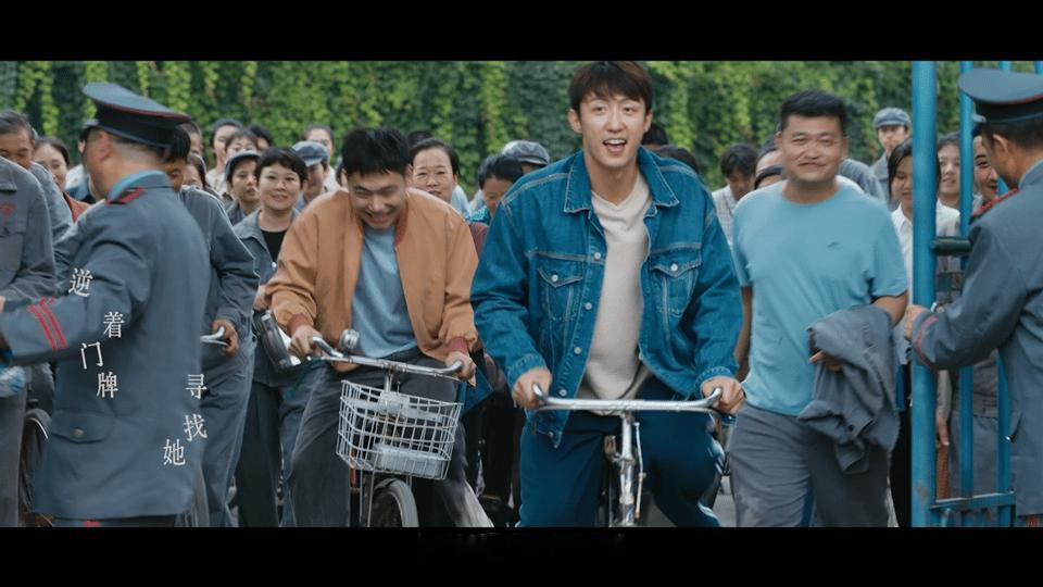 黄景瑜开完四轮开两轮 白天黄景瑜在《飞驰人生3》里尽情享受速度与激情，把赛车玩到