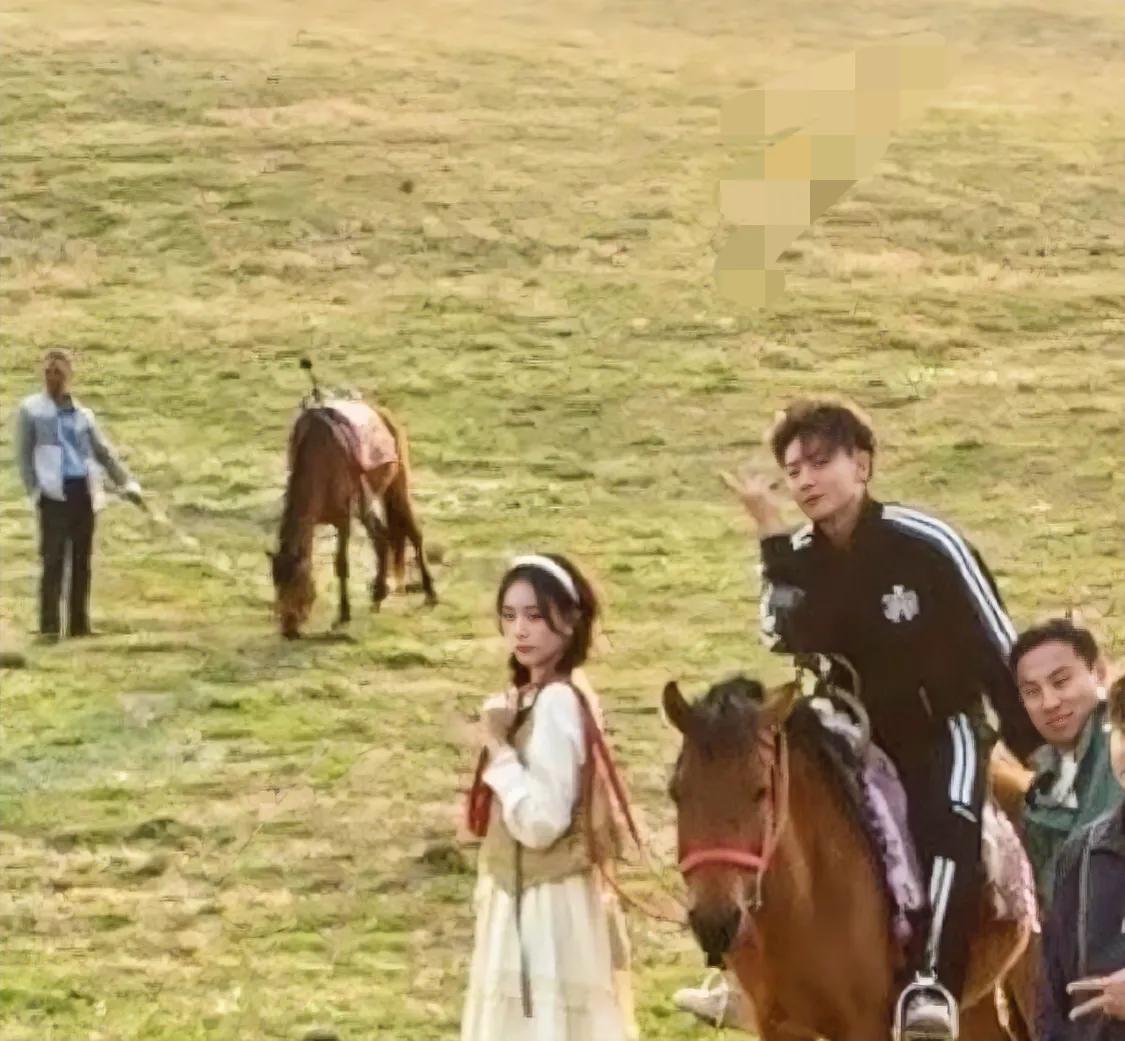这俩直接公开得了，不是谁家的粉，纯路人，个人认为谈就该是鹿晗关晓彤那样，承认了然