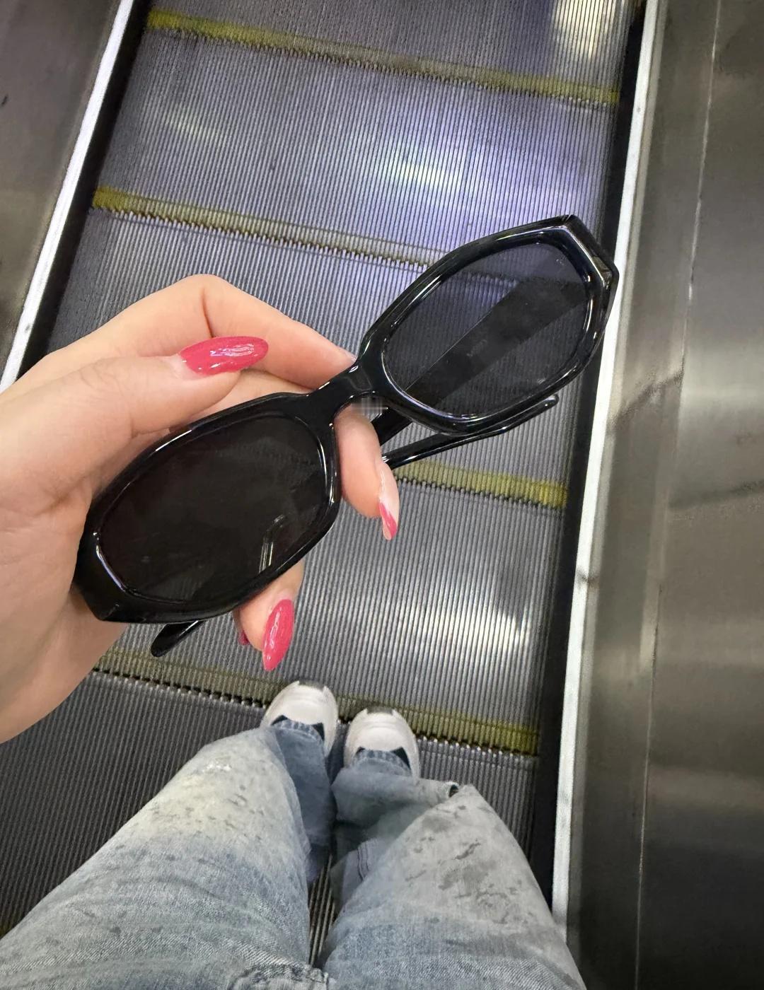 失而复得｜昆明地铁超棒
清明小假期收假，今天坐地铁的人超多，过安检时候心爱的墨镜