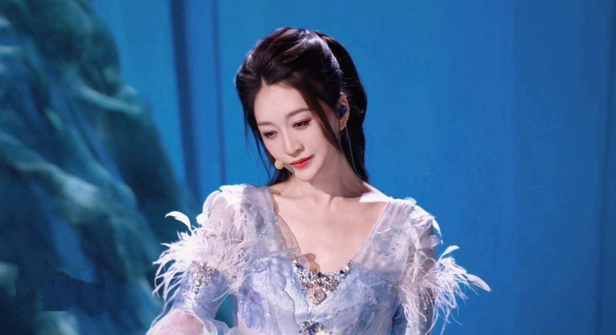 李小冉的熬夜和我的好像不一样李小冉的熬夜和我的好像不一样…怎么会有人熬夜打游戏状