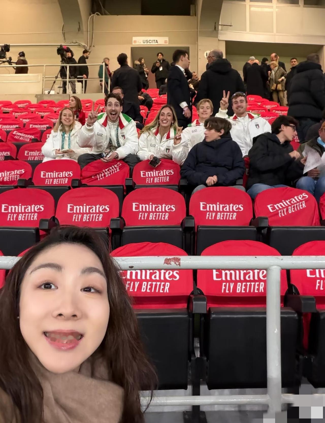 被网友说“脸垮了，该退休了”。
世界冠军隋文静在米兰，一张素颜喝咖啡的照片炸了锅