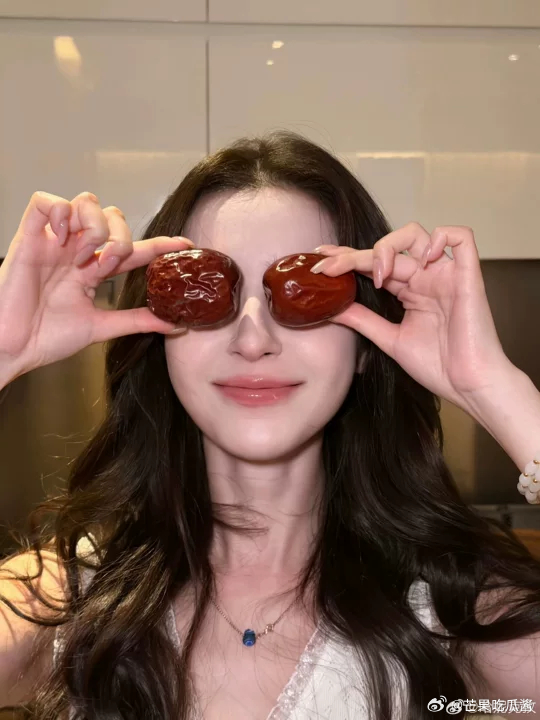 哈妮克孜手腕还没大枣粗谁刷直播刷到这个名场面，哈妮克孜的家乡大枣个头惊人，和手腕