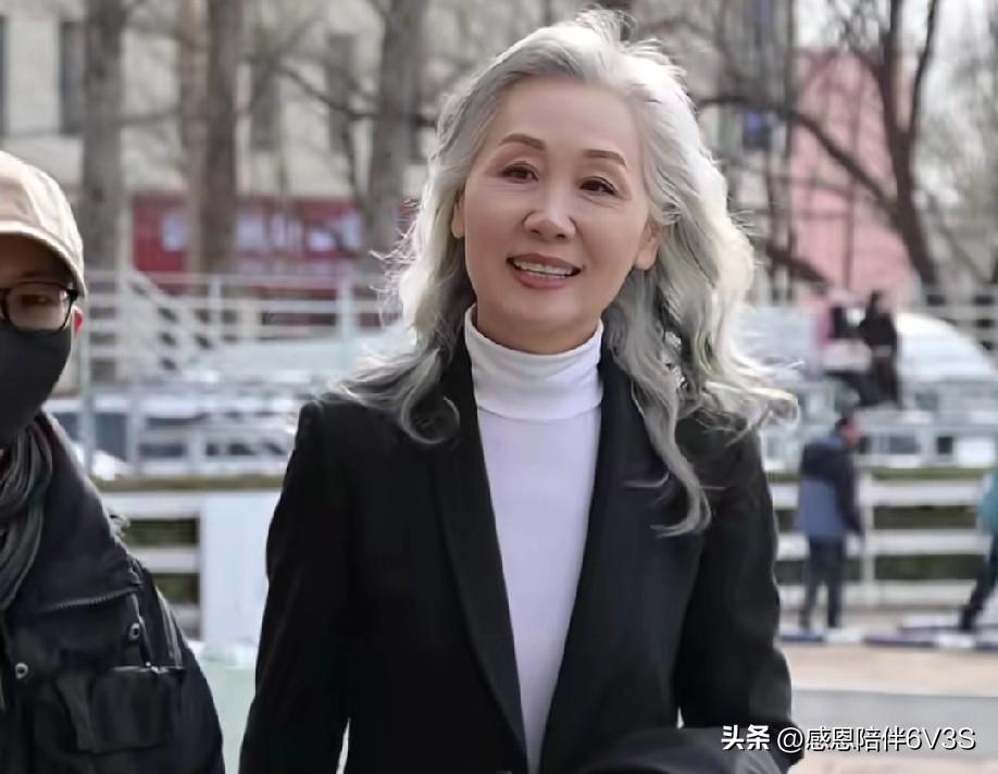 哎呦，看奕姐和明星同框，气场这块儿真是拿捏得死死的！人家可是国家队出身的主持人，