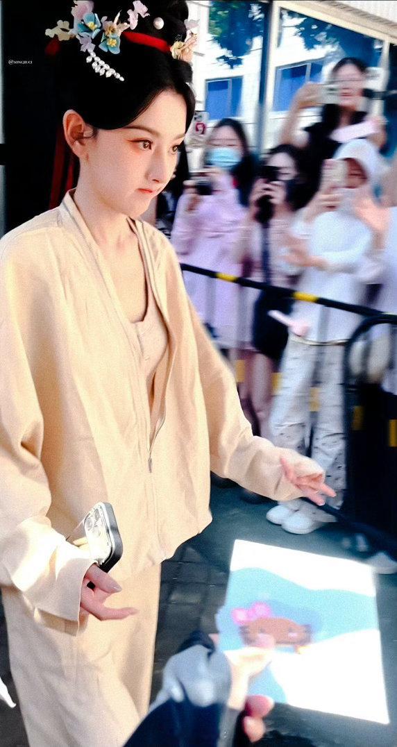 丁禹兮宋祖儿司宫令后天杀青丁禹兮宋祖儿司宫令杀青 呀呀呀呀呀就是说幸福来得太突然