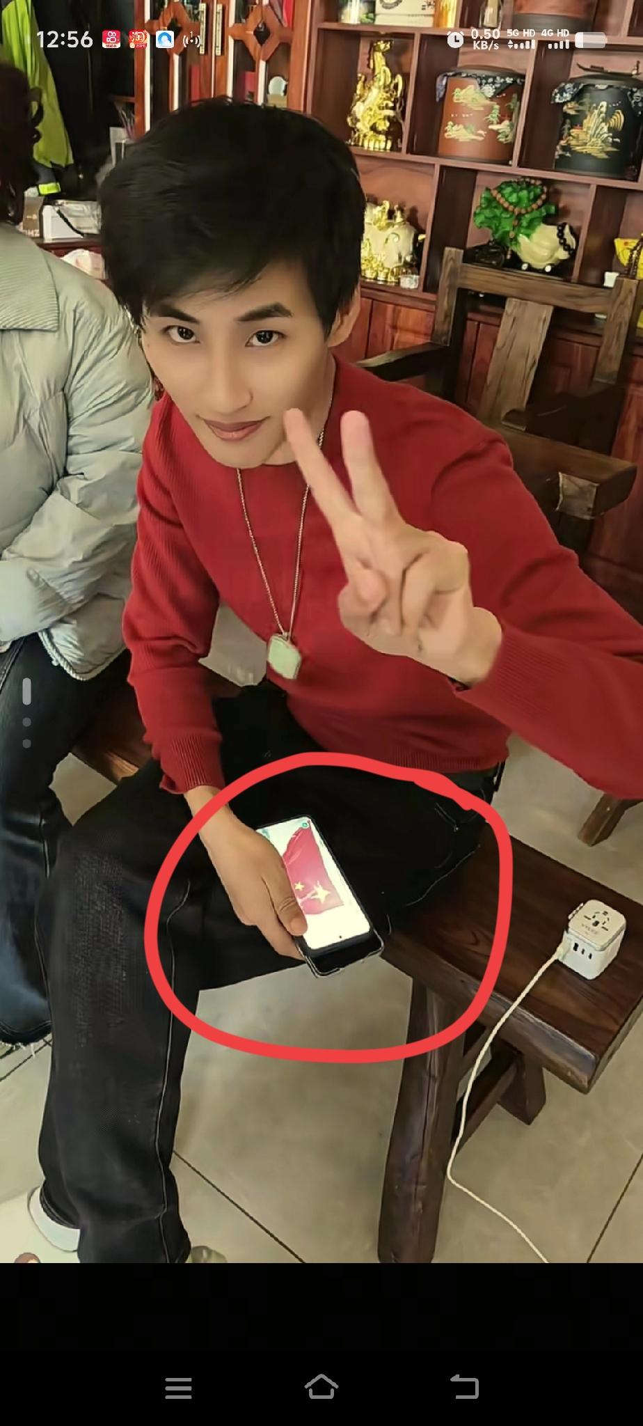 细心的网友不仅发现云鹏长得帅气，还看到他不光深爱自己的家，更热爱祖国这片土地。尽