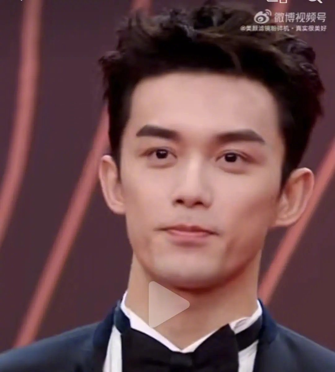 吴磊怎么越来越像胡歌了。。 ​​​