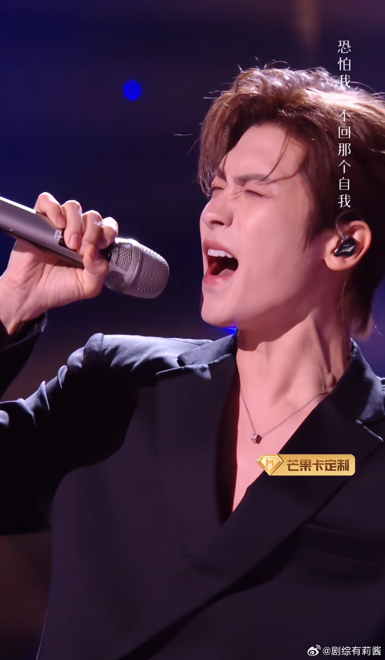 知道为什么侯明昊在歌手上台前，没有很大声响？一张俊俏的脸，着实联想不到他会发挥到